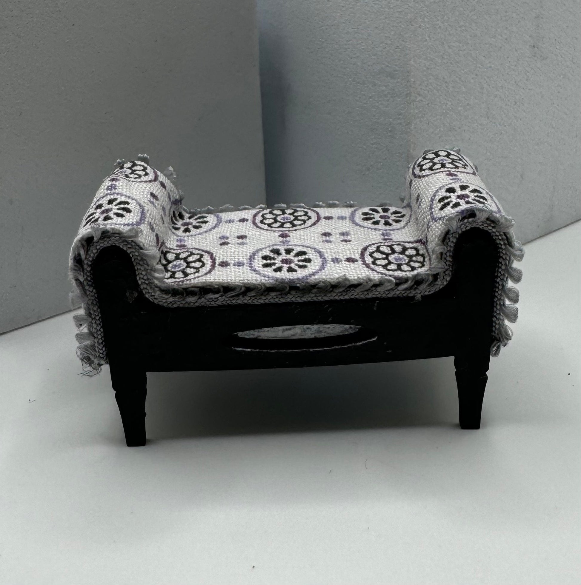 Dolls House Miniatures - 1/24th / 1:24 / Quarter Inch  bench seat