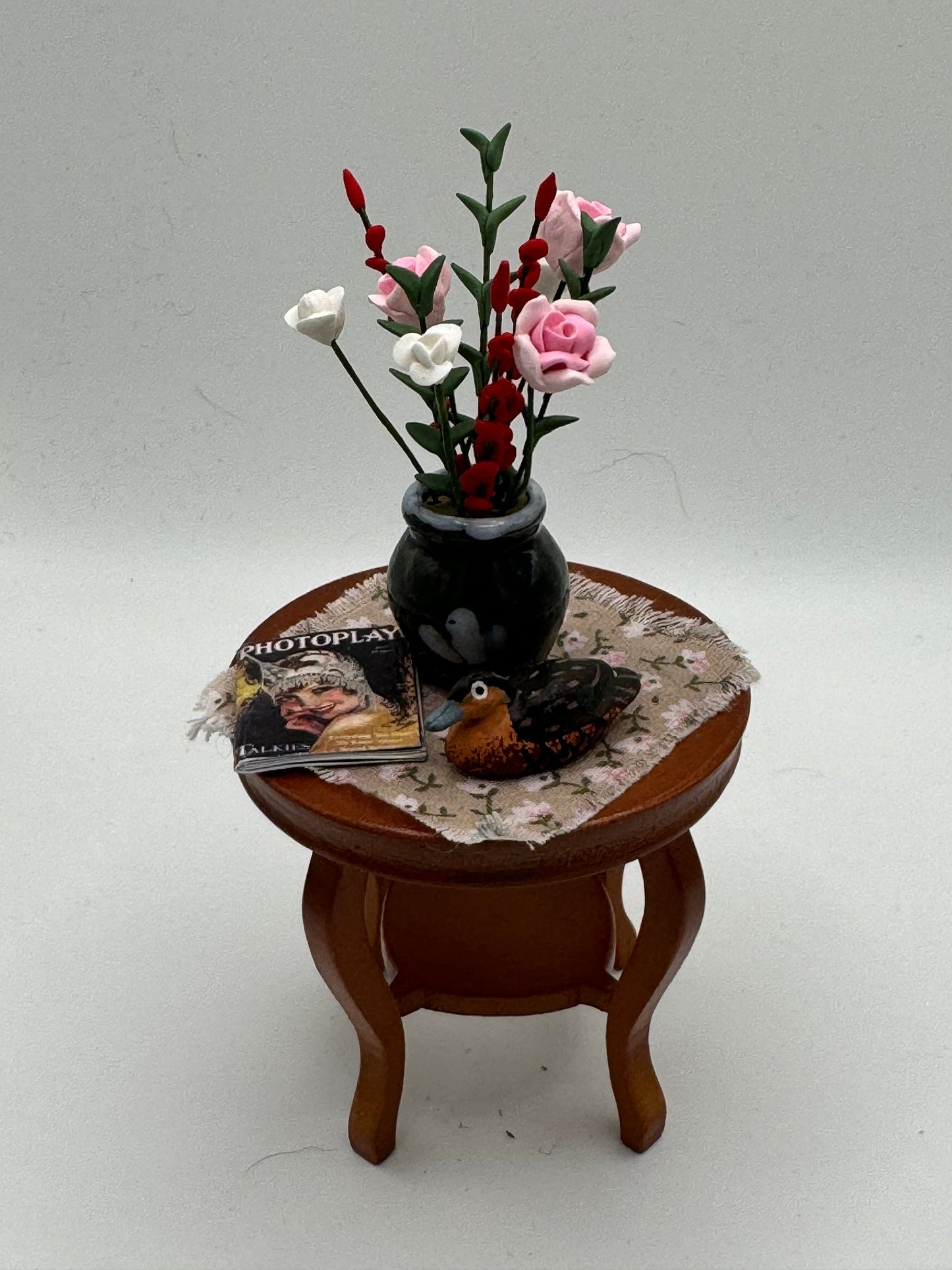 Dolls House Miniatures - 1/12 Round Side Table with flowers 9 (4 options)