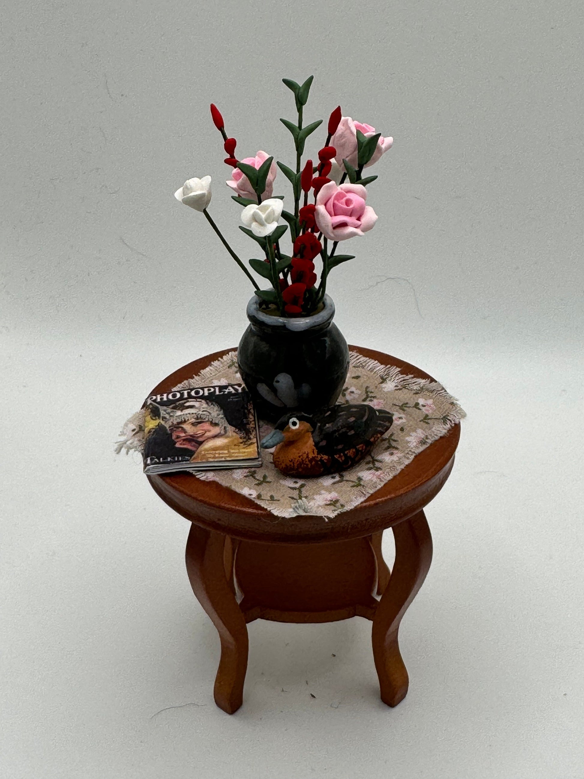 Dolls House Miniatures - 1/12 Round Side Table with flowers 9 (4 options)