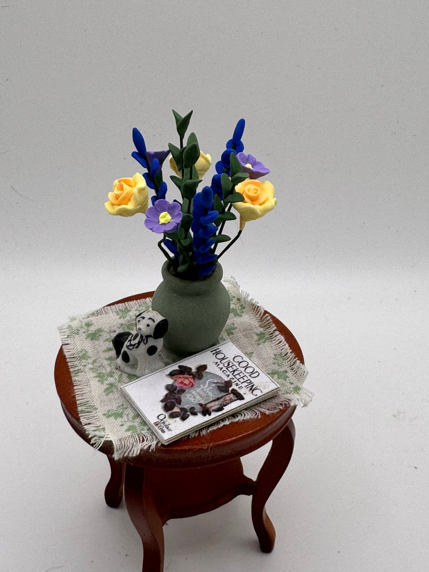 Dolls House Miniatures - 1/12 Round Side Table with flowers 9 (4 options)