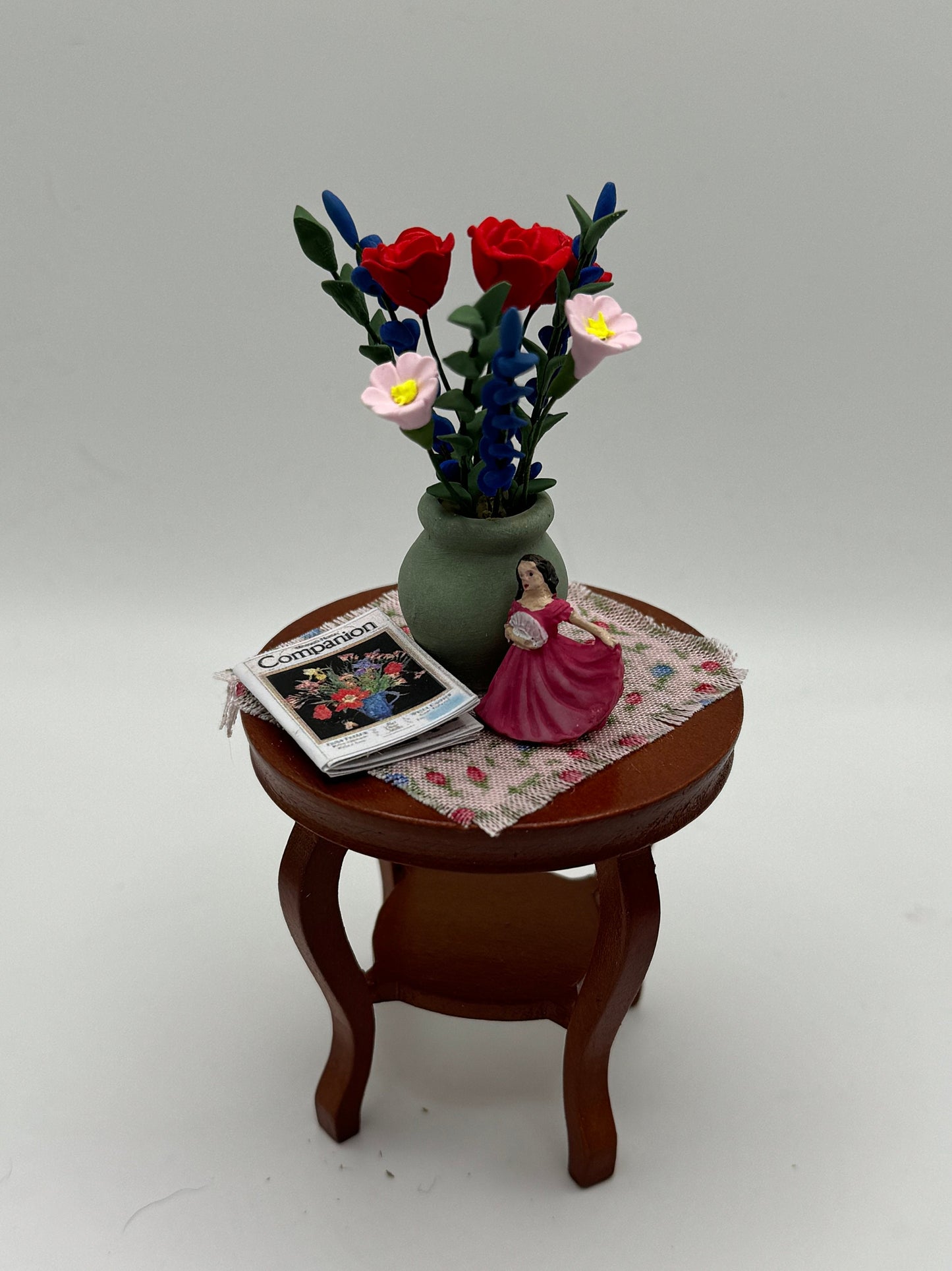 Dolls House Miniatures - 1/12 Round Side Table with flowers 9 (4 options)