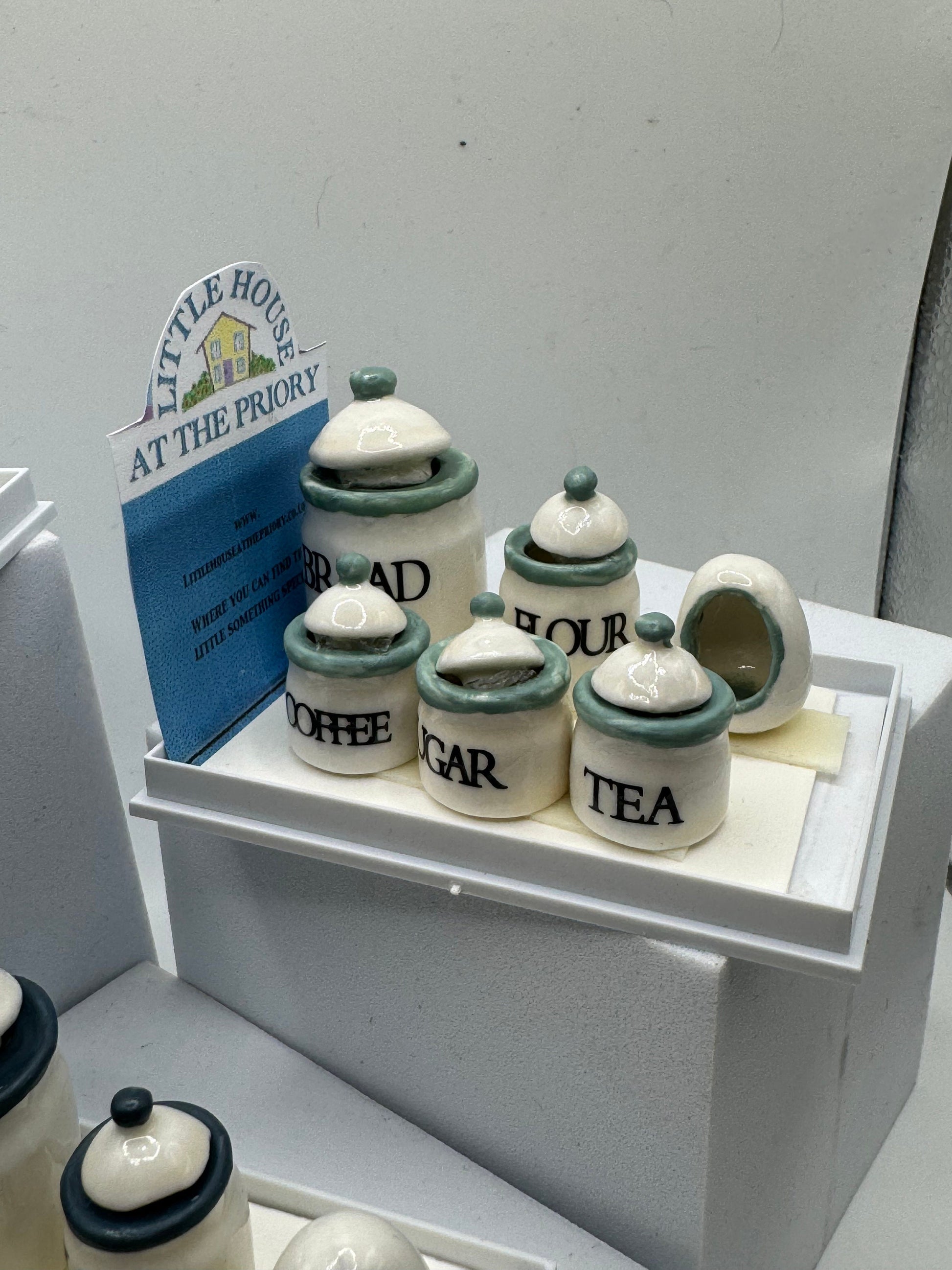 Dolls House Miniatures - 1/12th Cream Kitchen Jar set x1 (various colours)