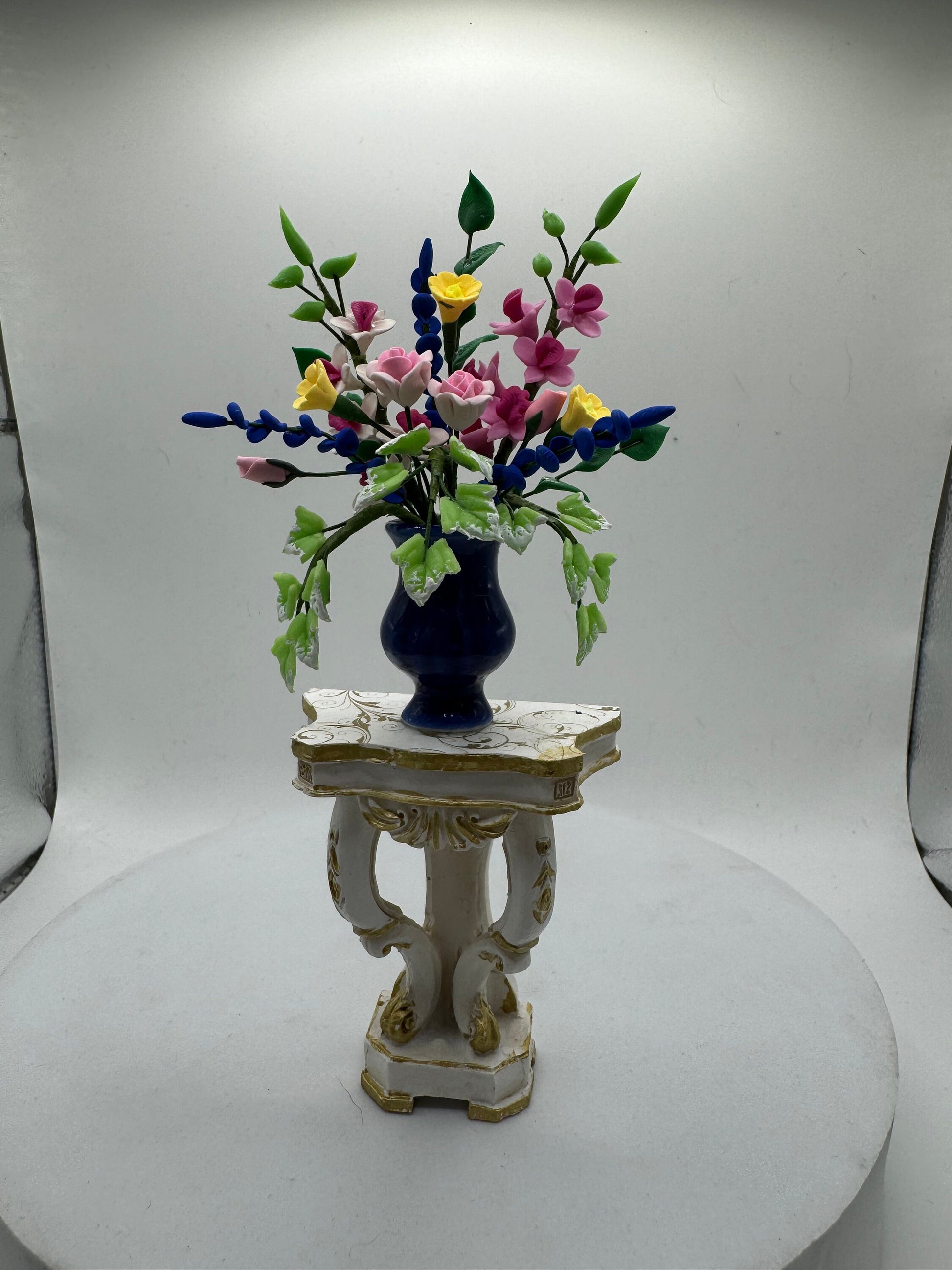 Dolls House Miniatures - 1/12th Ornate Side Pedestal Table with flowers (2 colours)