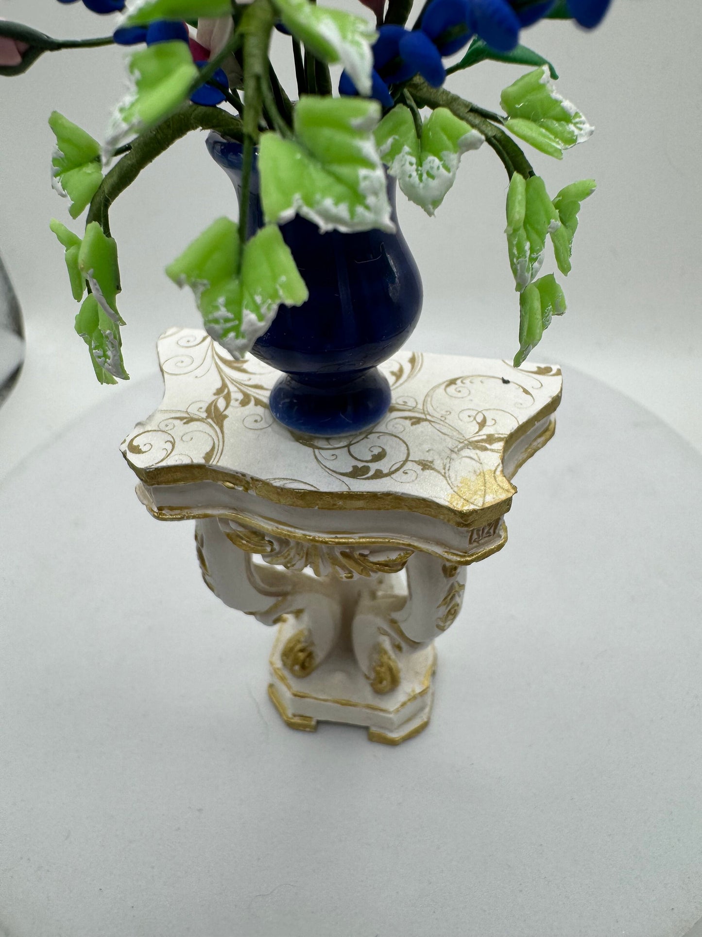 Dolls House Miniatures - 1/12th Ornate Side Pedestal Table with flowers (2 colours)