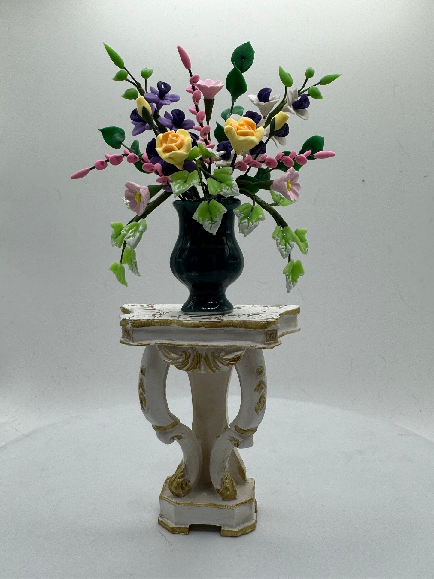 Dolls House Miniatures - 1/12th Ornate Side Pedestal Table with flowers (2 colours)
