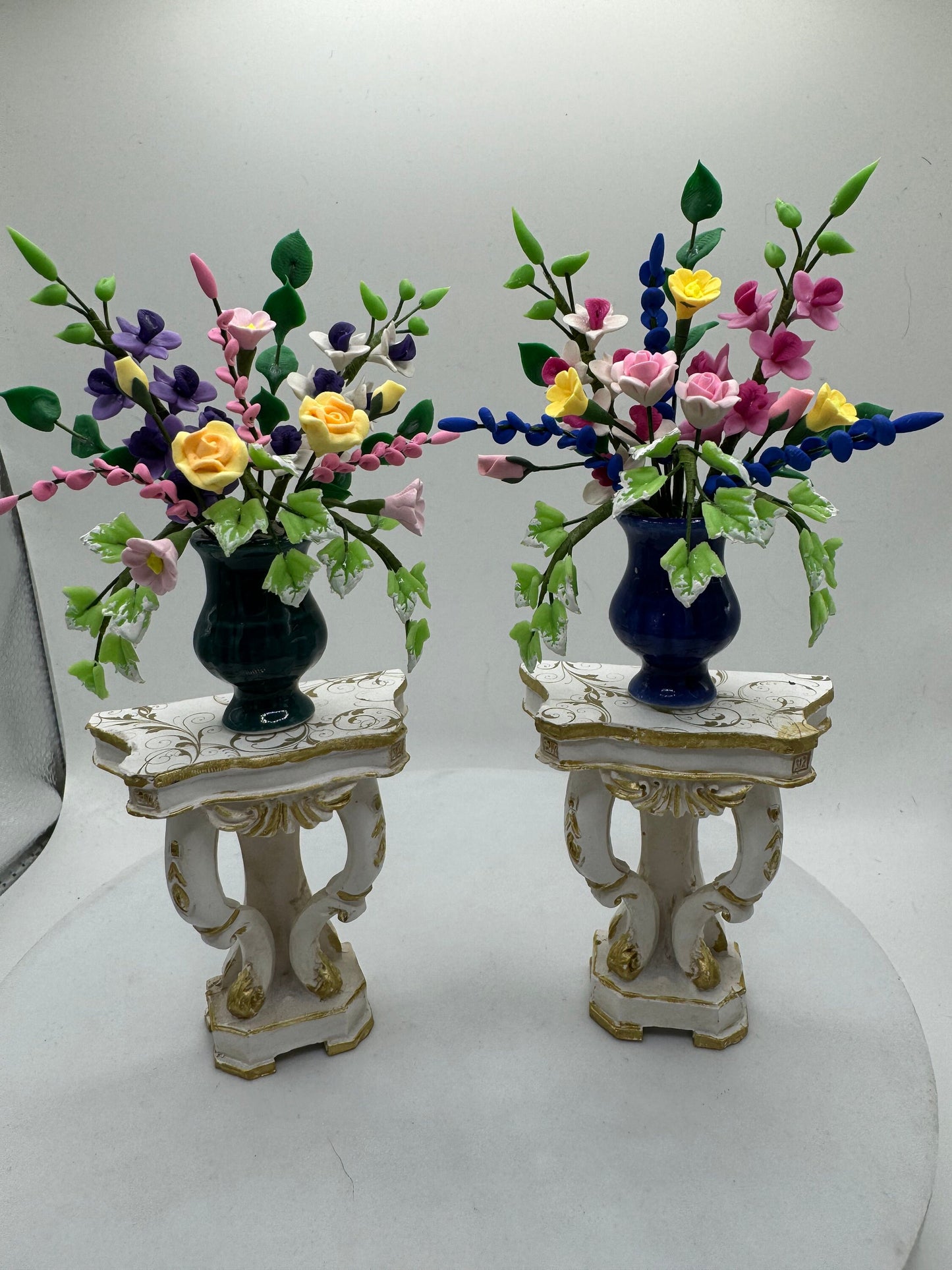 Dolls House Miniatures - 1/12th Ornate Side Pedestal Table with flowers (2 colours)