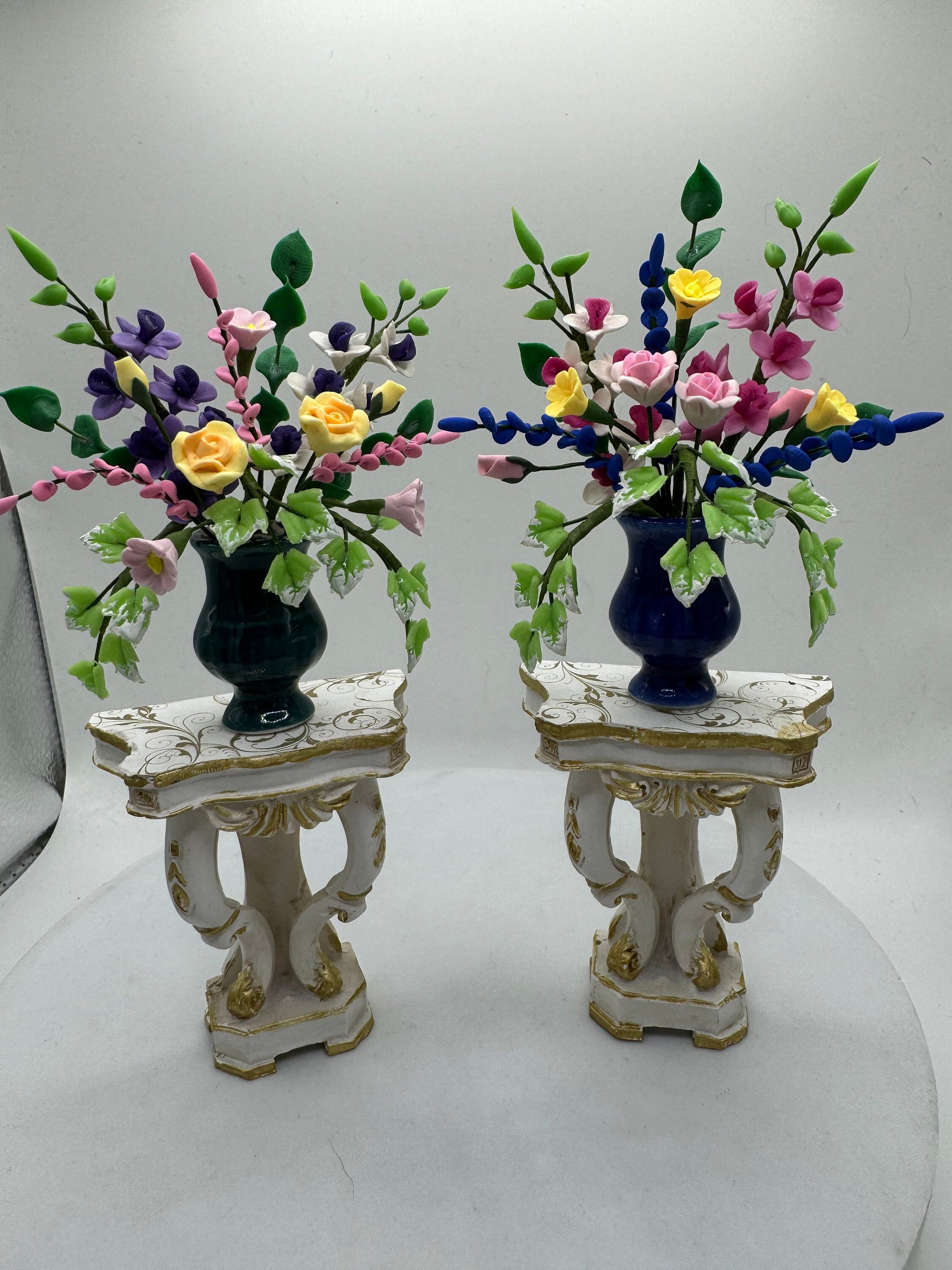 Dolls House Miniatures - 1/12th Ornate Side Pedestal Table with flowers (2 colours)