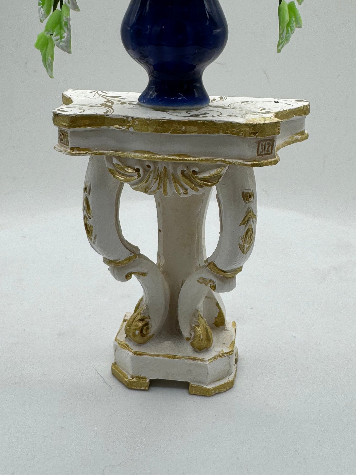 Dolls House Miniatures - 1/12th Ornate Side Pedestal Table with flowers (2 colours)
