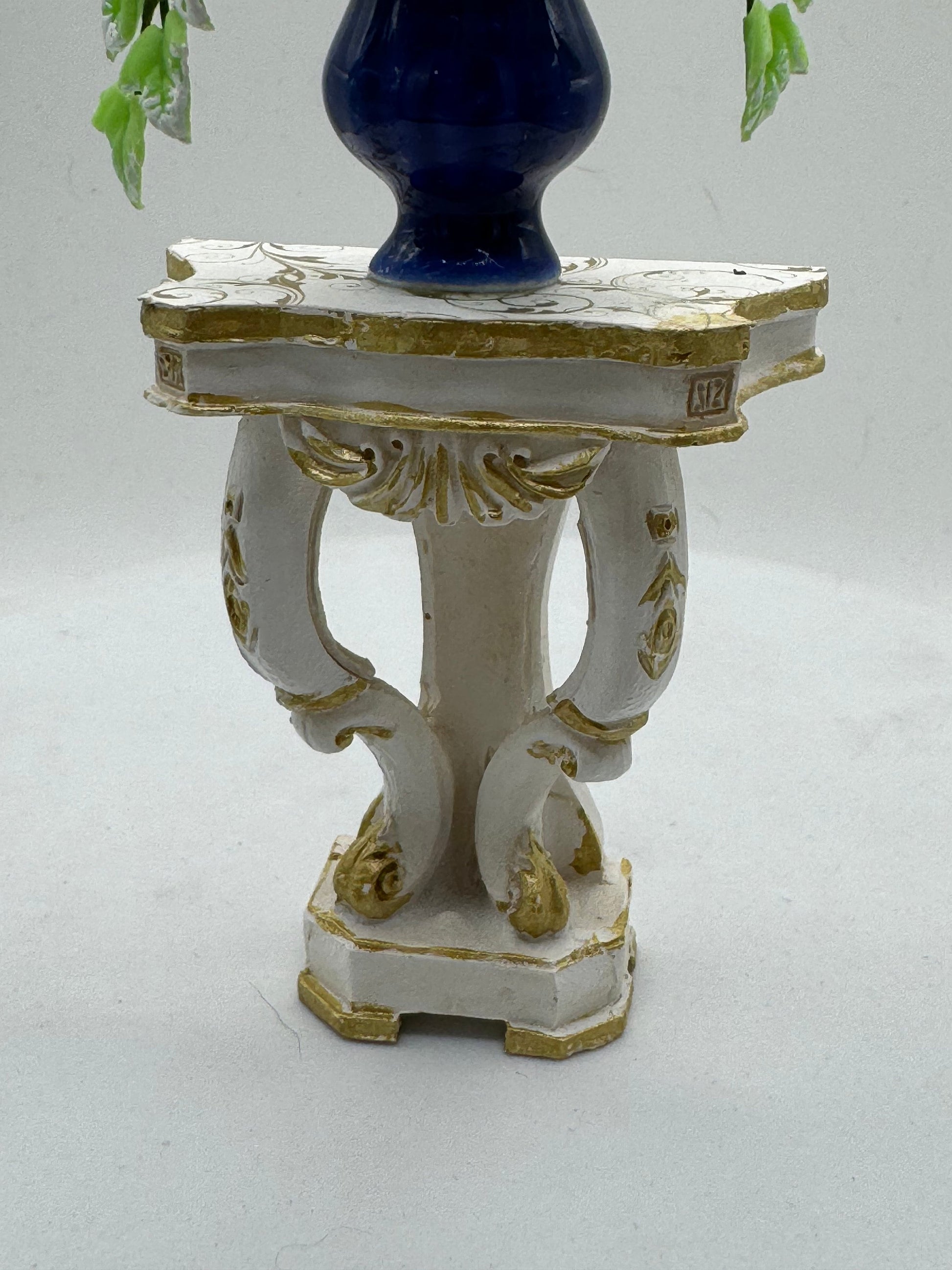 Dolls House Miniatures - 1/12th Ornate Side Pedestal Table with flowers (2 colours)