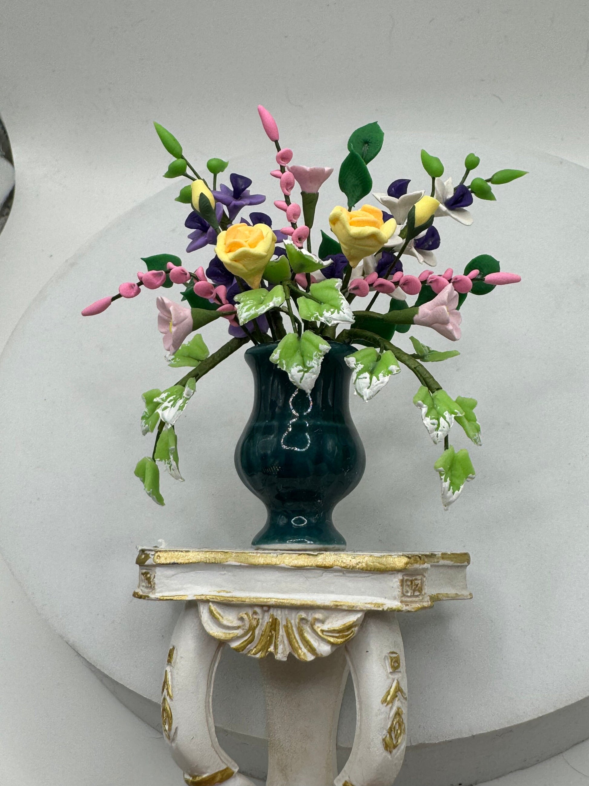 Dolls House Miniatures - 1/12th Ornate Side Pedestal Table with flowers (2 colours)