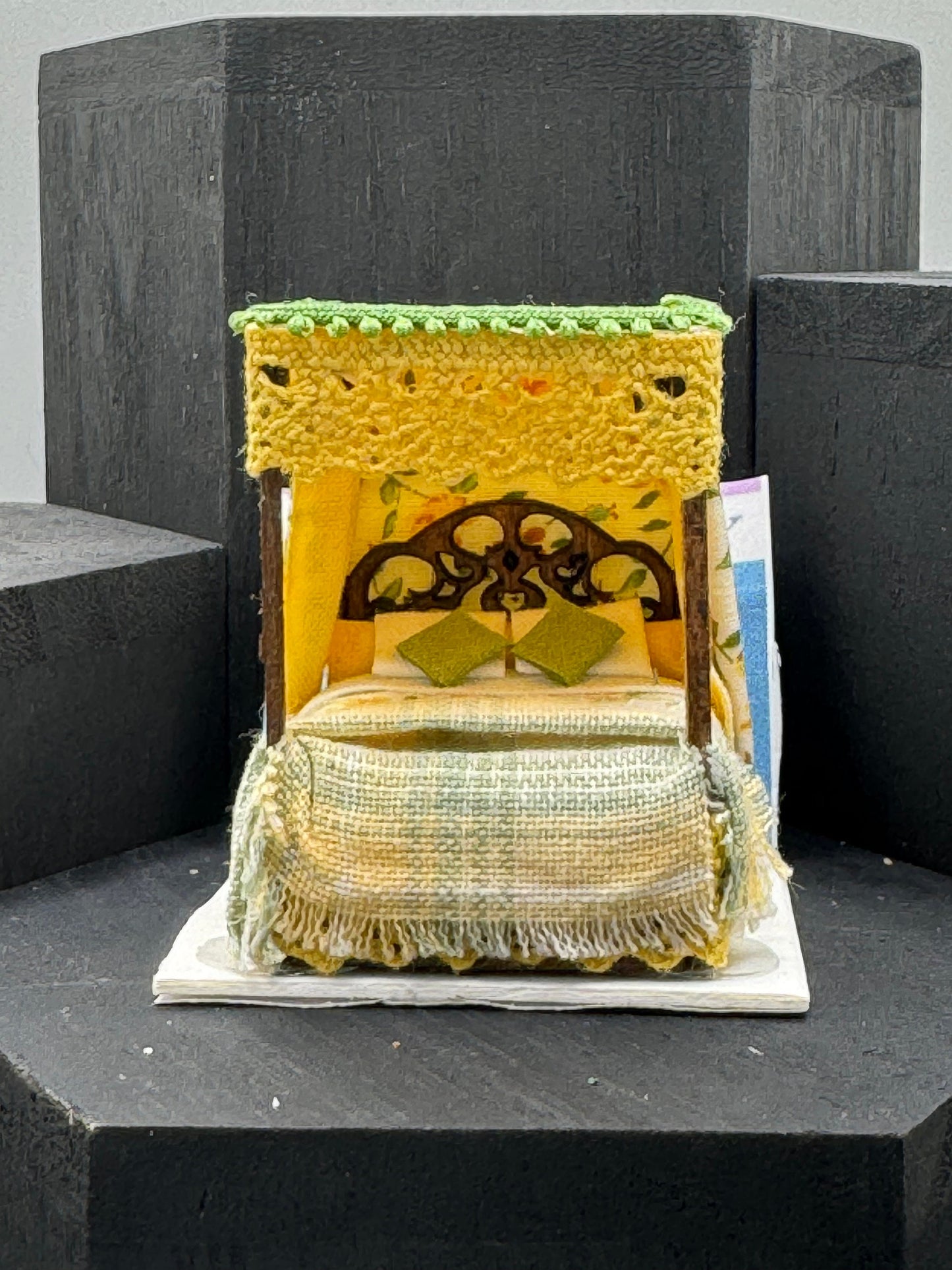 Dolls House Miniatures - Hand Made four Poster Bed (1/48th / 1:48 / Quarter Scale )