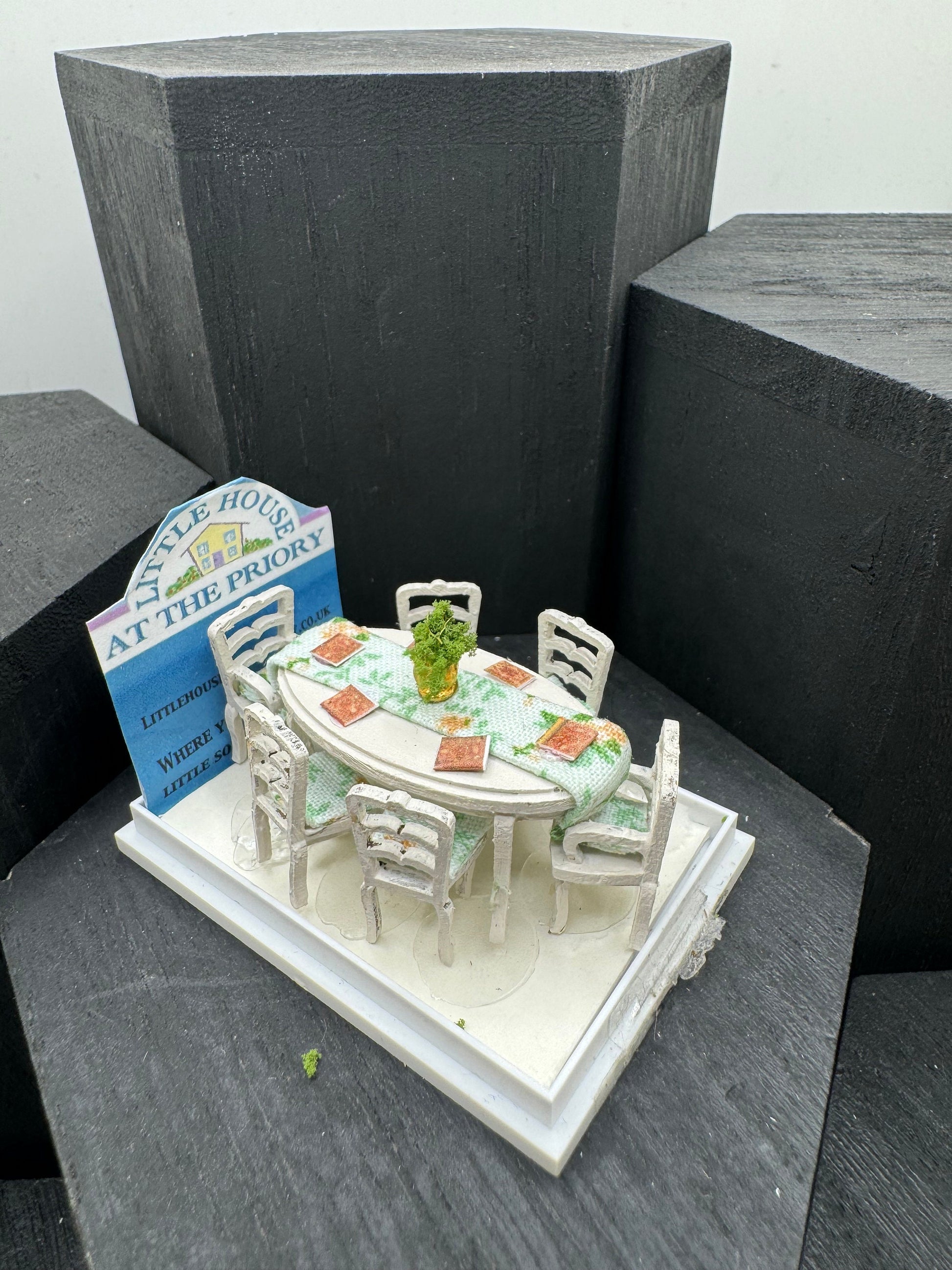 DOLLS HOUSE MINIATURES - 1/48 - 1:48 - 1/4" - Quarter Inch Scale - Oval Table with 6 chairs