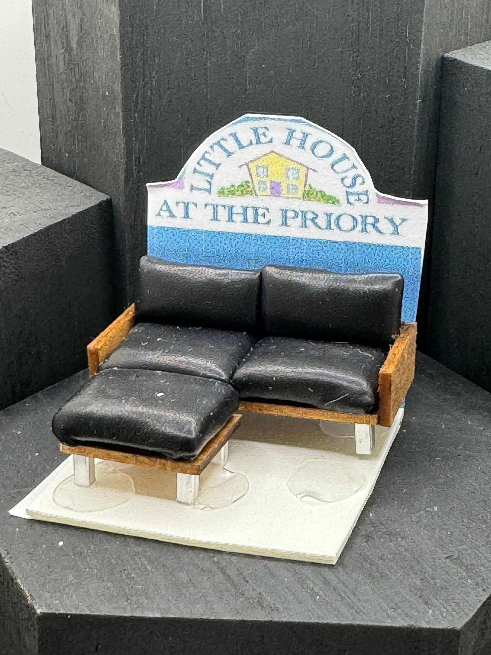 DOLLS HOUSE MINIATURES - 1/48 - 1:48 - 1/4" - Quarter Inch Scale - Contemporary Sofa