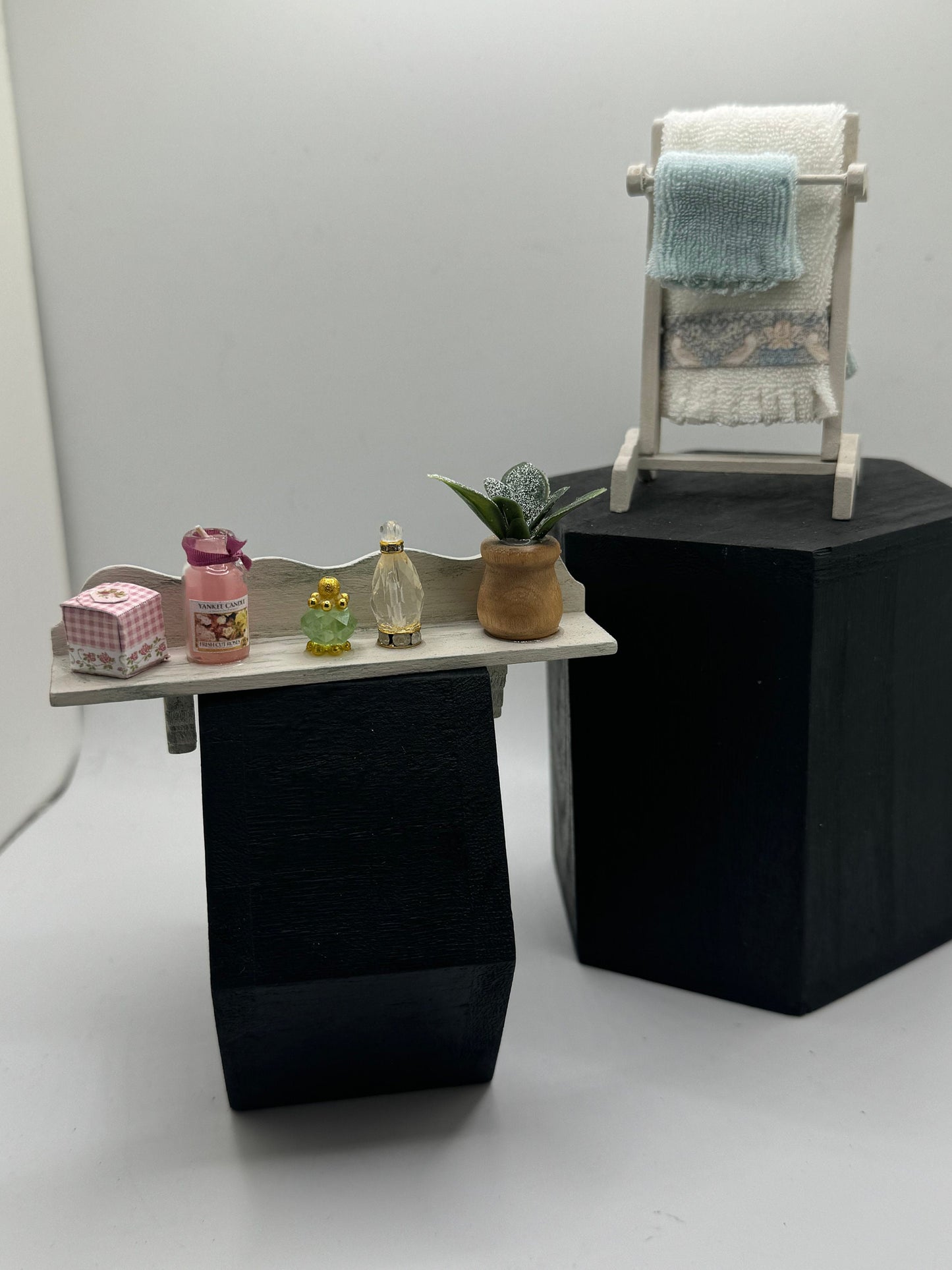 Dolls House Miniatures - 1/12th / 1:12 / inch scale.    Shabby Chic Bathroom Bedroom Furniture ( 2 options  )