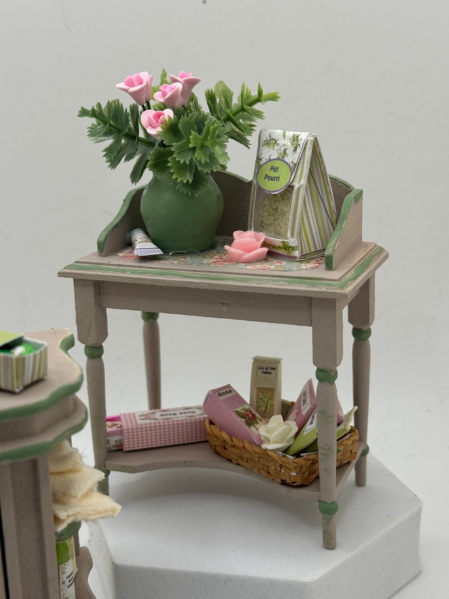 Dolls House Miniatures - 1/12th / 1:12 / inch scale.    Shabby Chic Bathroom Furniture ( vanity sink / washstand option )
