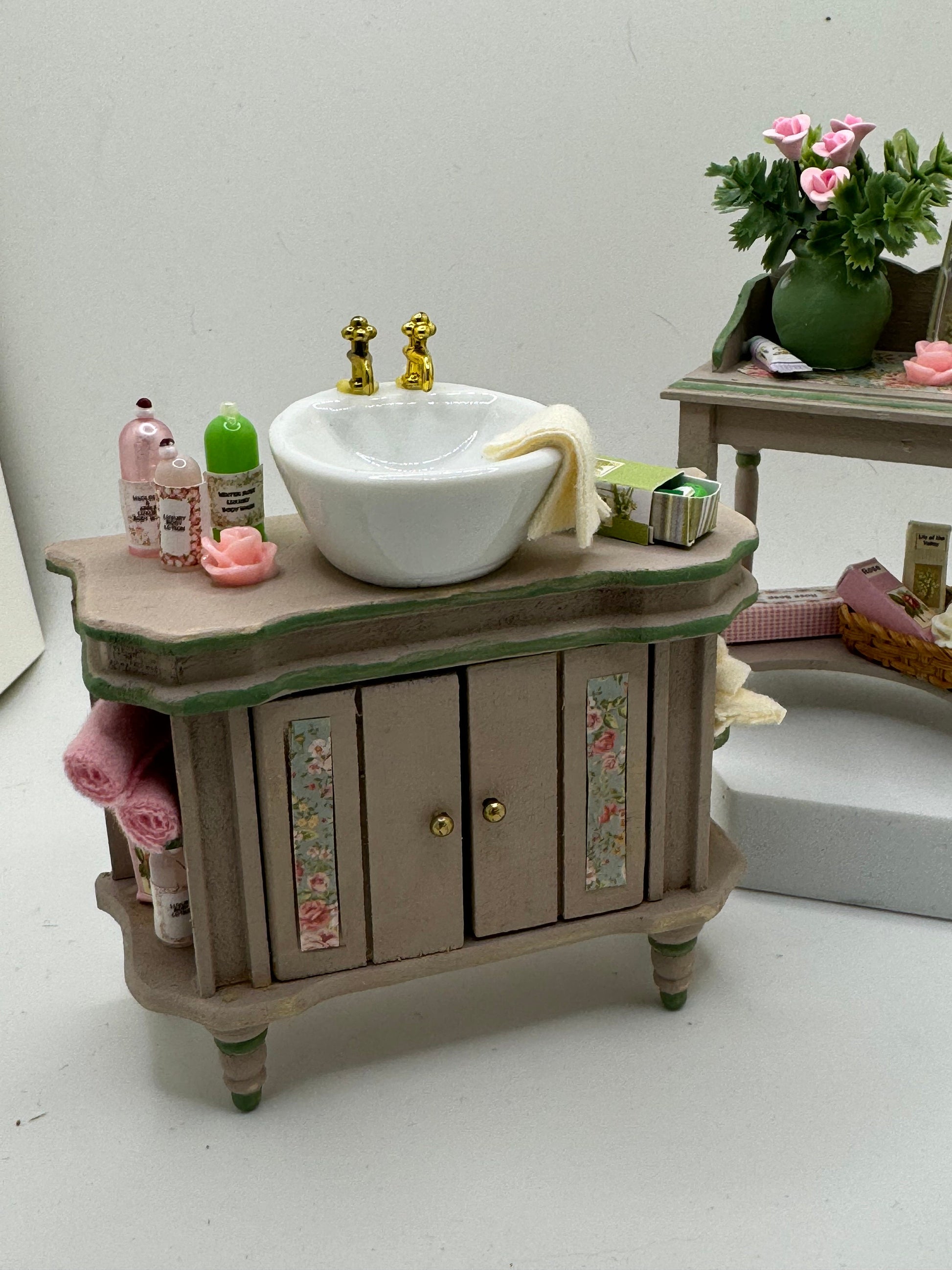 Dolls House Miniatures - 1/12th / 1:12 / inch scale.    Shabby Chic Bathroom Furniture ( vanity sink / washstand option )