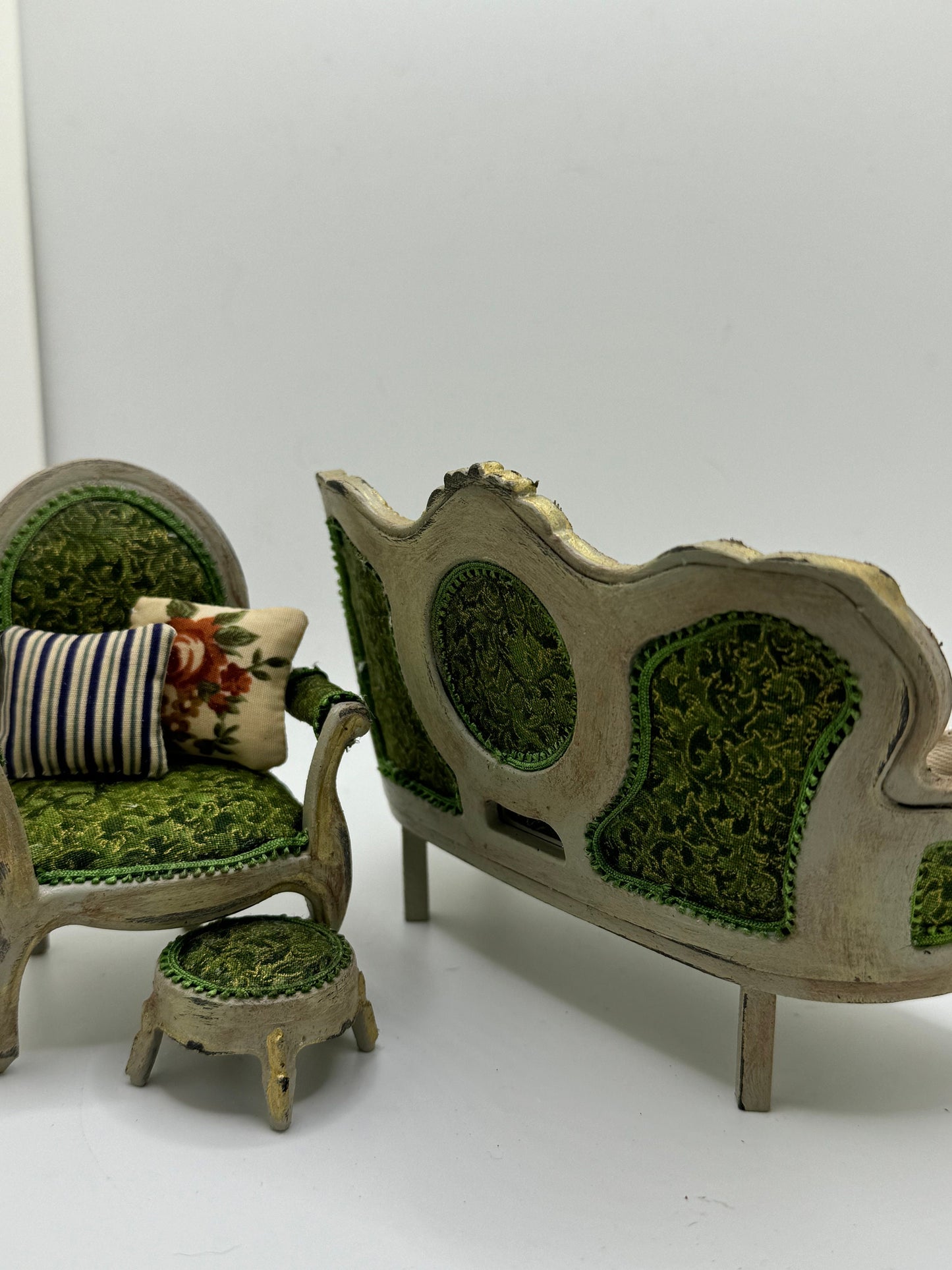 Dolls House Miniatures - 1/12th elegant sofa / chair set