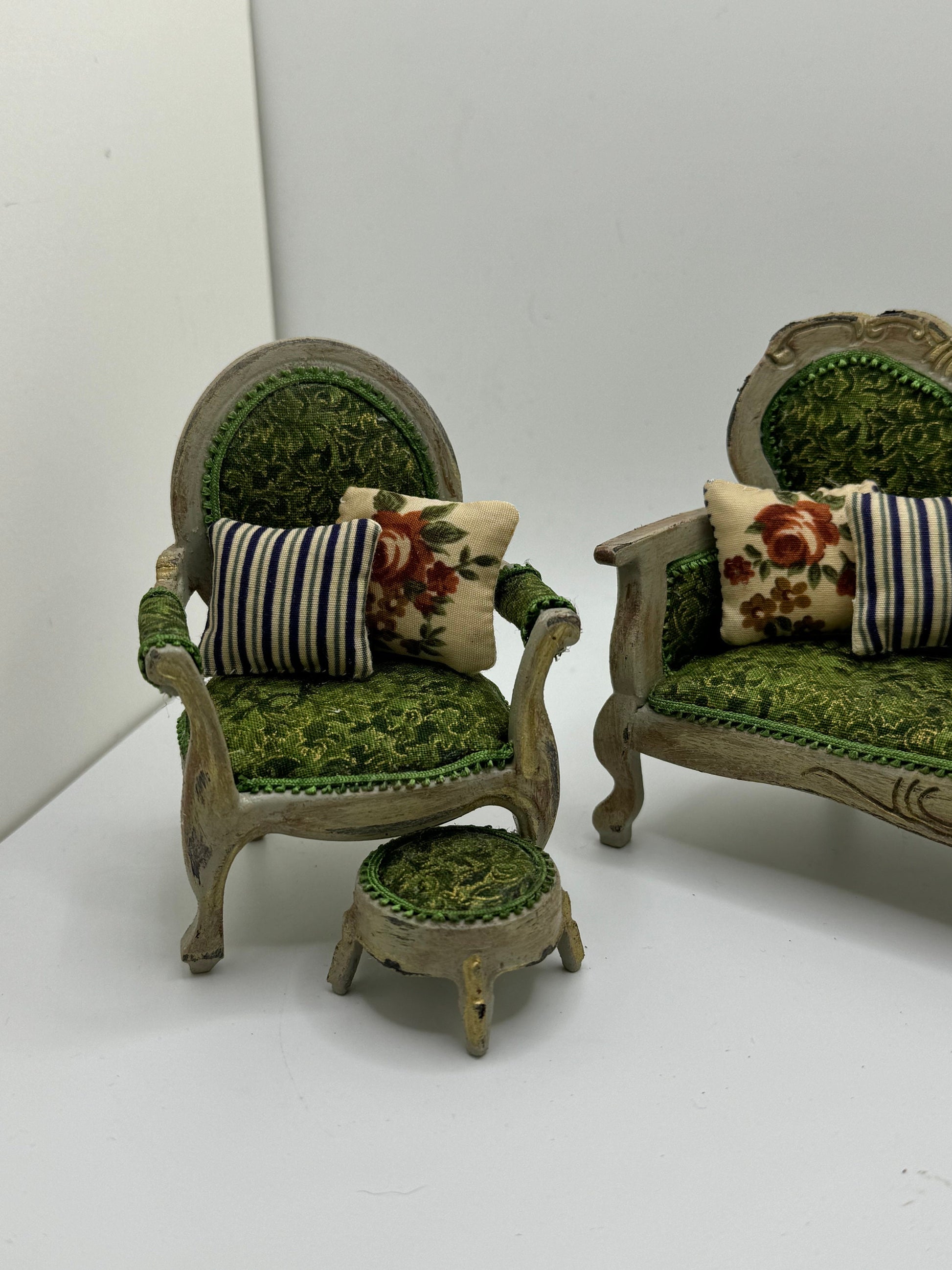 Dolls House Miniatures - 1/12th elegant sofa / chair set