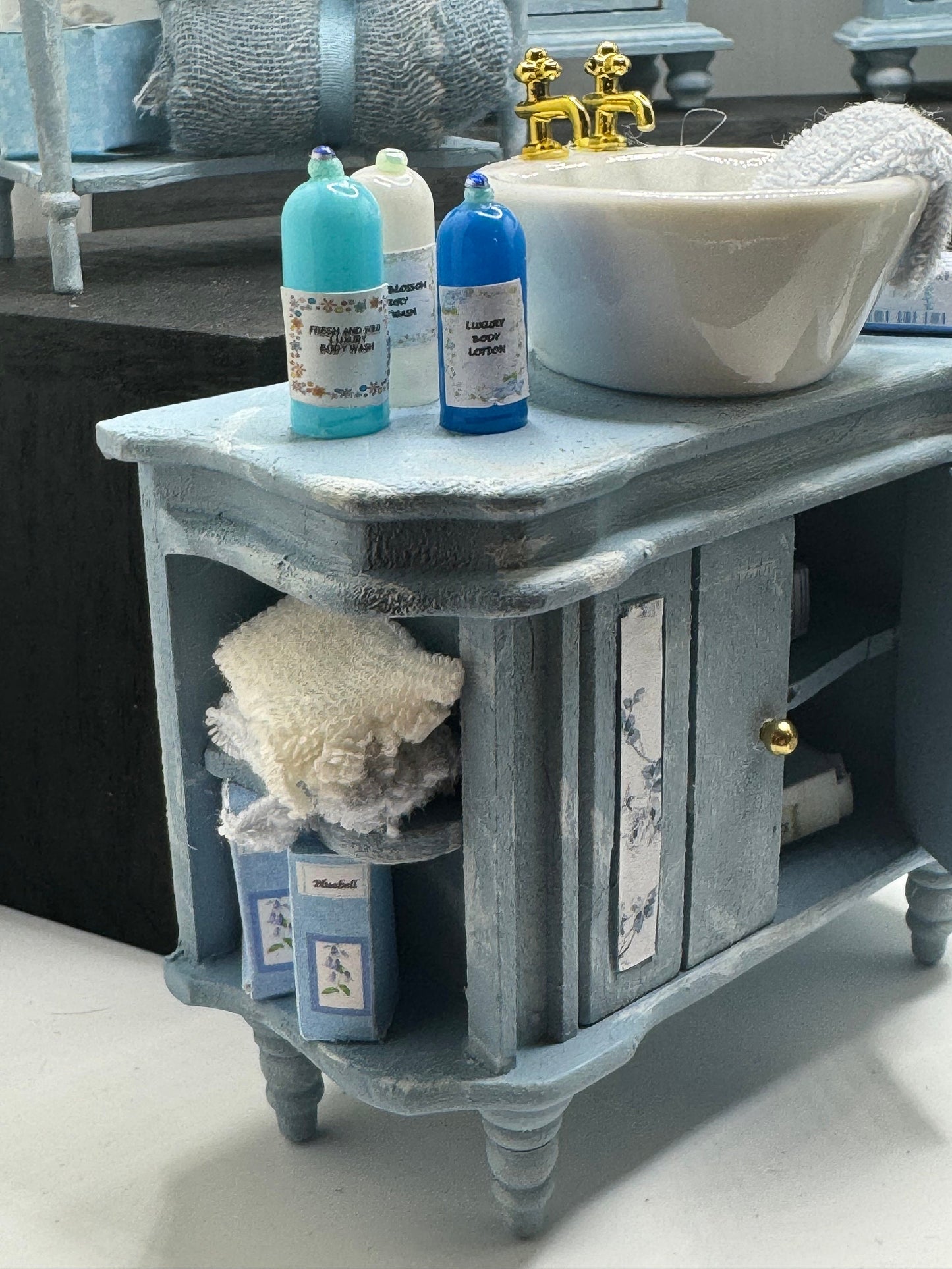 Dolls House Miniatures - 1/12th / 1:12 / inch scale.    Shabby Chic Bathroom Bedroom Furniture ( 6 options  )