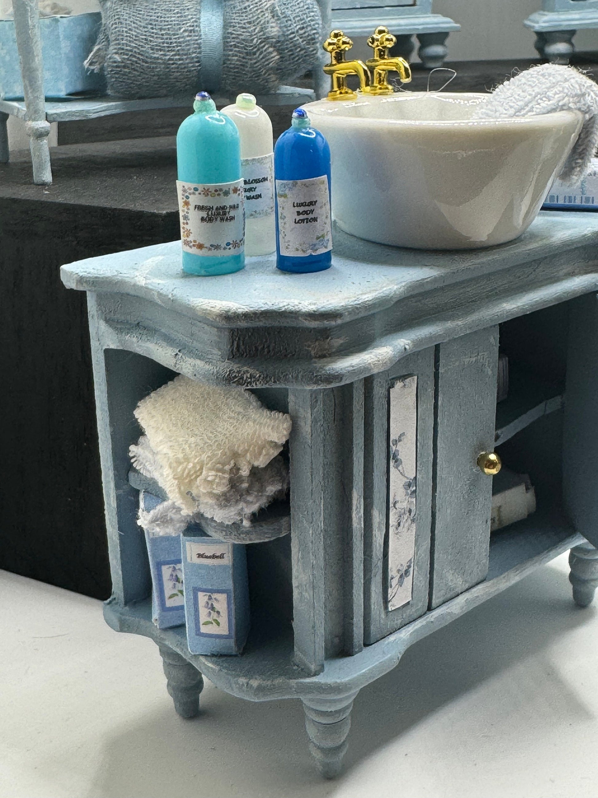 Dolls House Miniatures - 1/12th / 1:12 / inch scale.    Shabby Chic Bathroom Bedroom Furniture ( 6 options  )