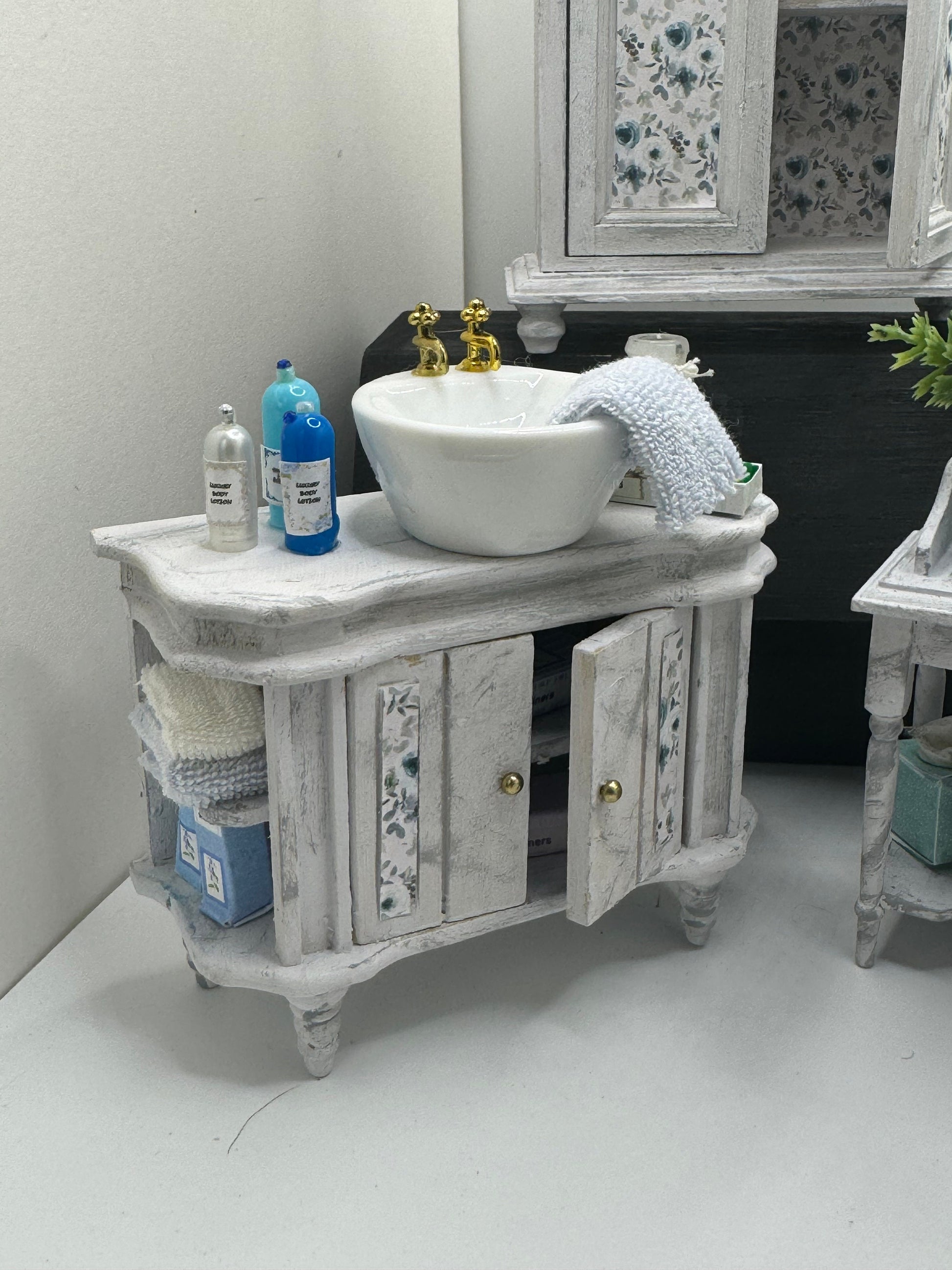 Dolls House Miniatures - 1/12th / 1:12 / inch scale.    Shabby Chic Bathroom Bedroom Furniture ( 6 options  )