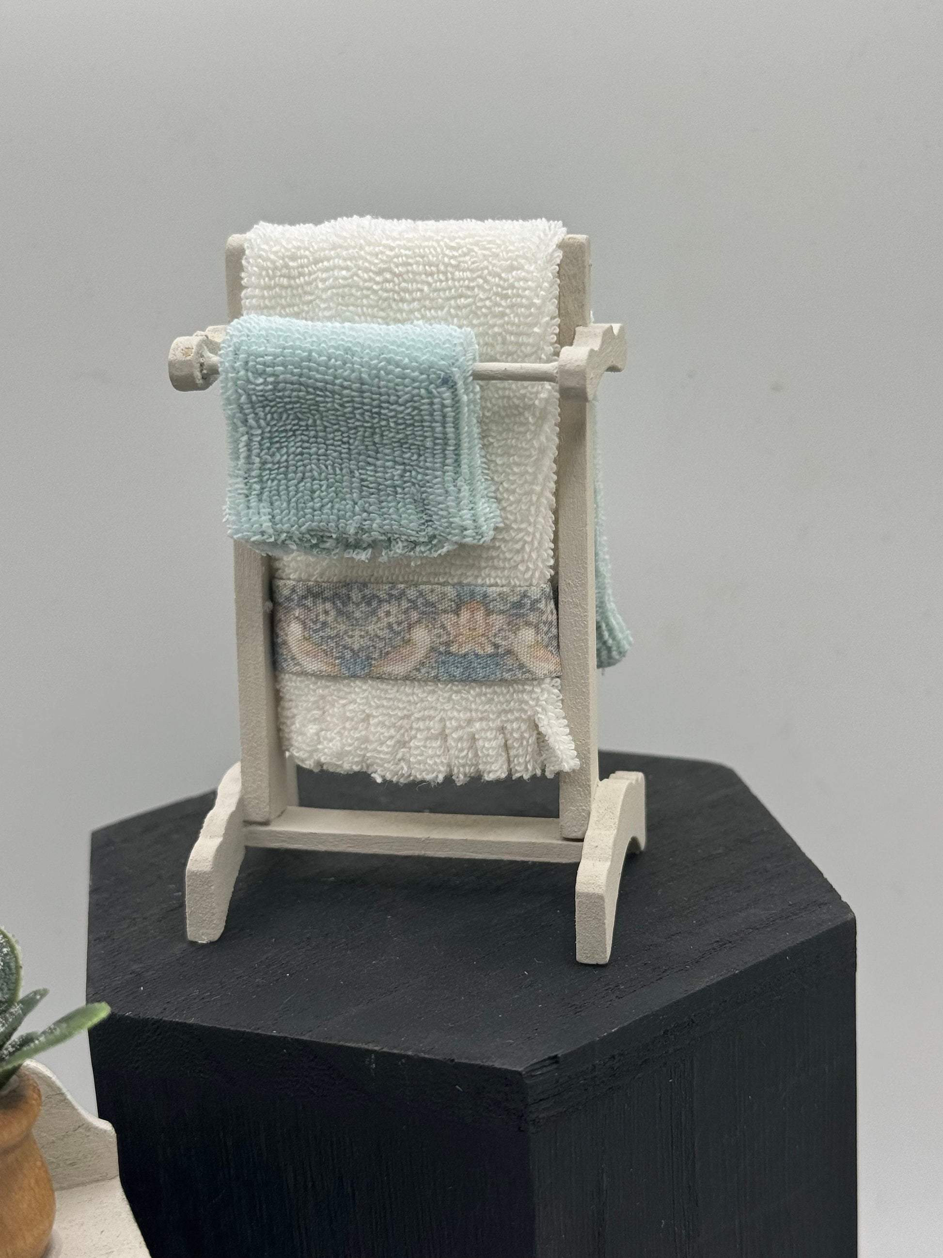 Dolls House Miniatures - 1/12th / 1:12 / inch scale.    Shabby Chic Bathroom Bedroom Furniture ( 2 options  )