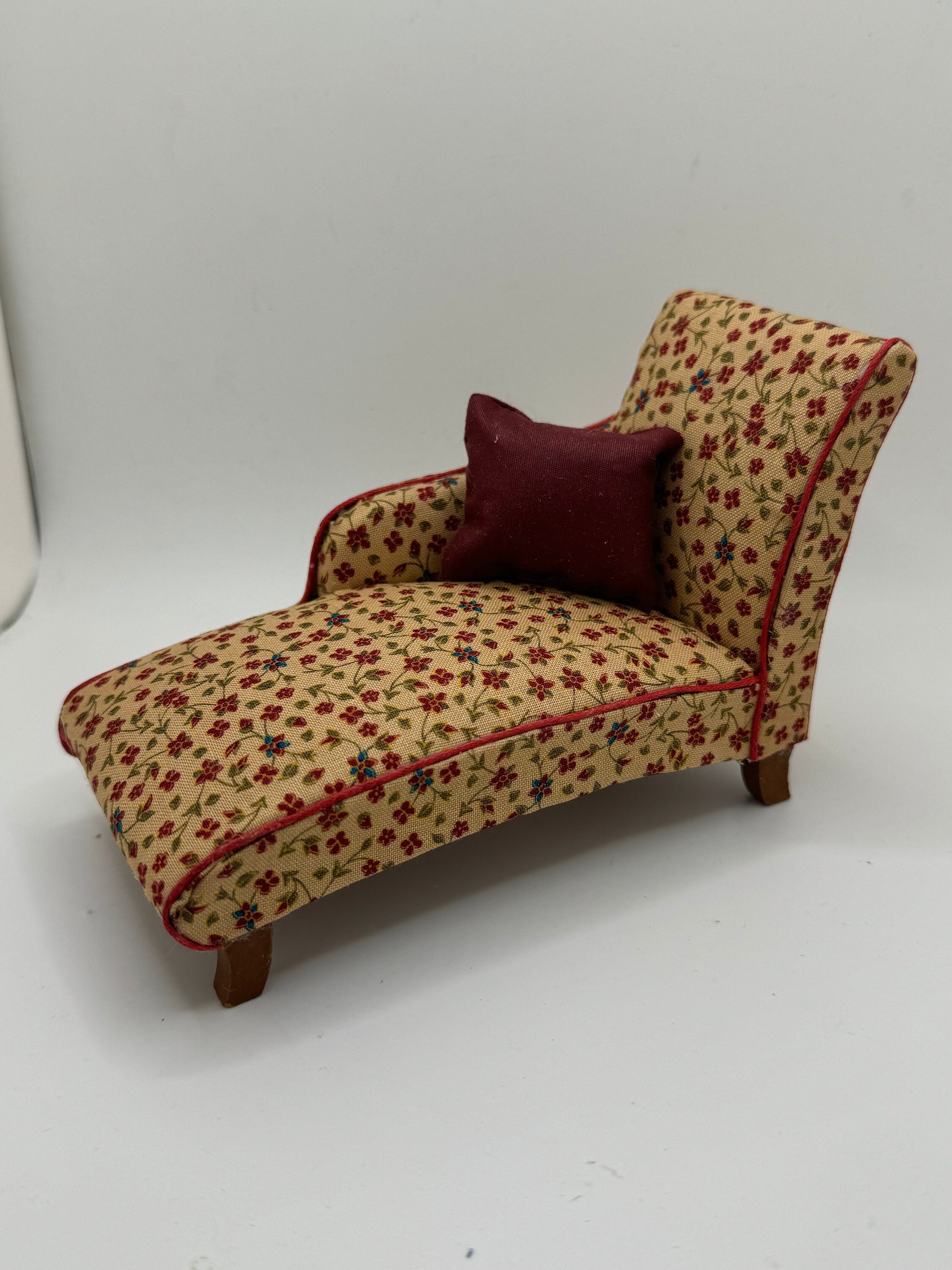 Dolls House Miniatures - 1/12 Chaise