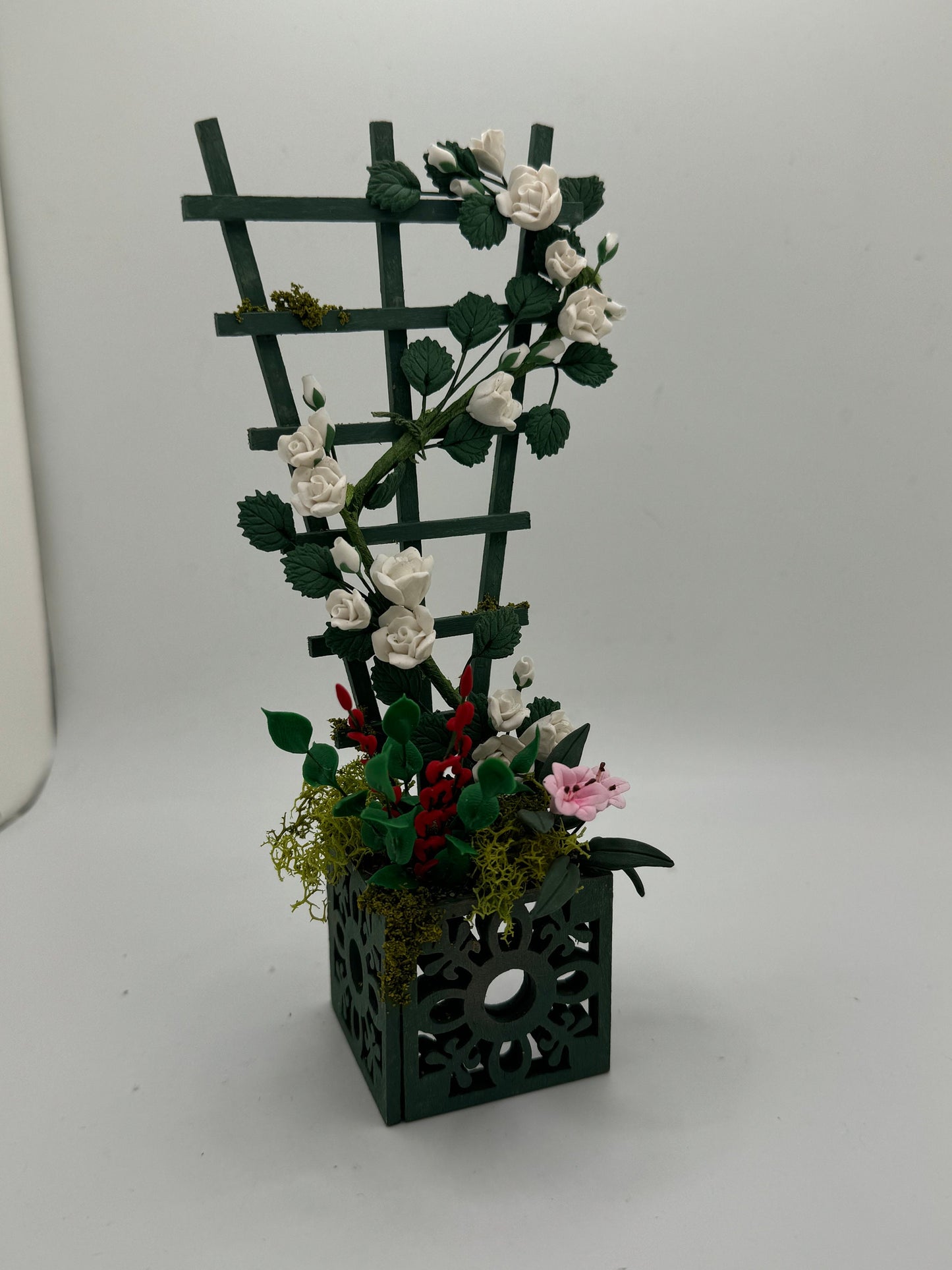 Dolls House Miniatures - 1/12th Rose Planter with Trellace