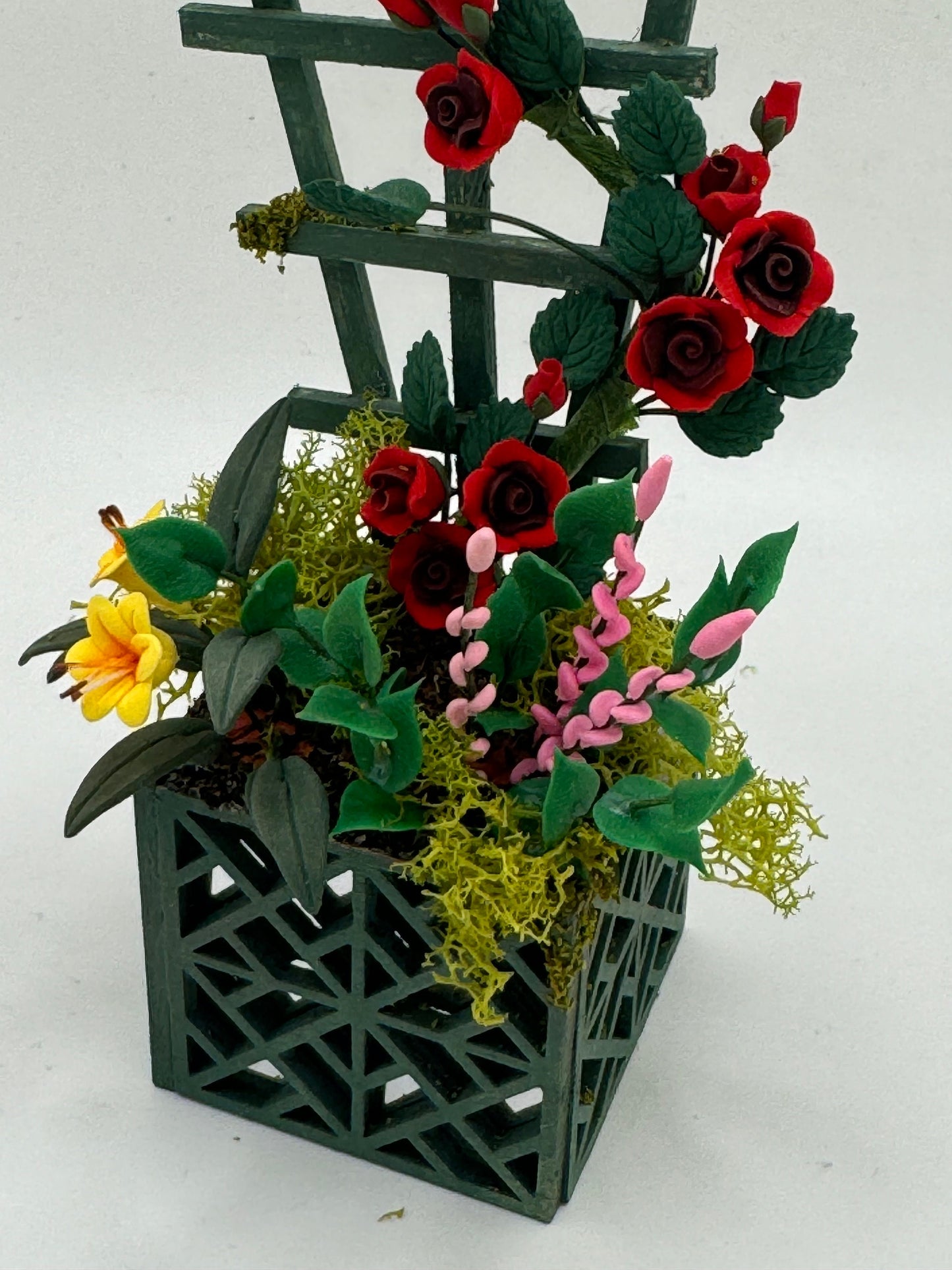 Dolls House Miniatures - 1/12th Rose Planter with Trellace