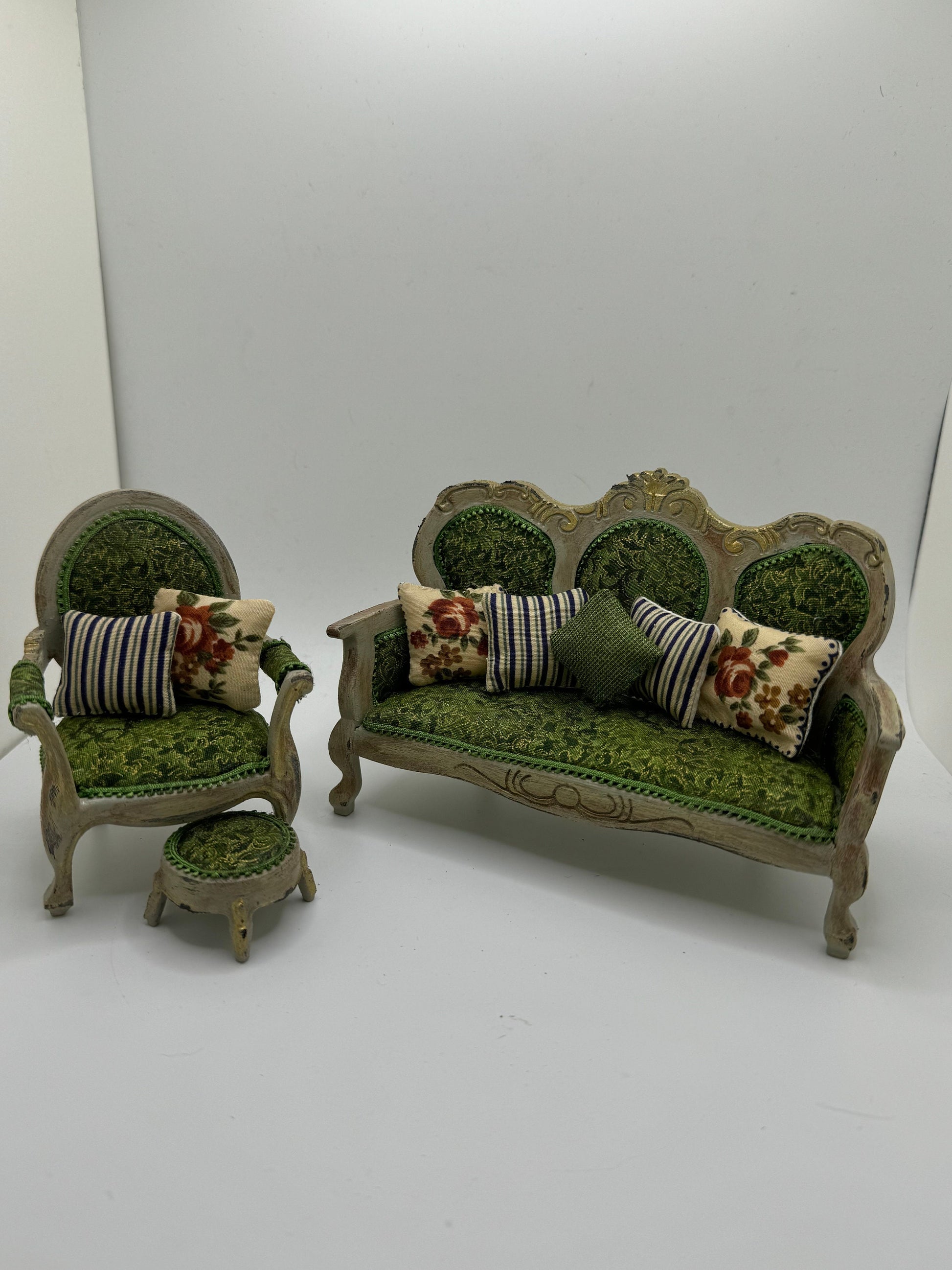 Dolls House Miniatures - 1/12th elegant sofa / chair set