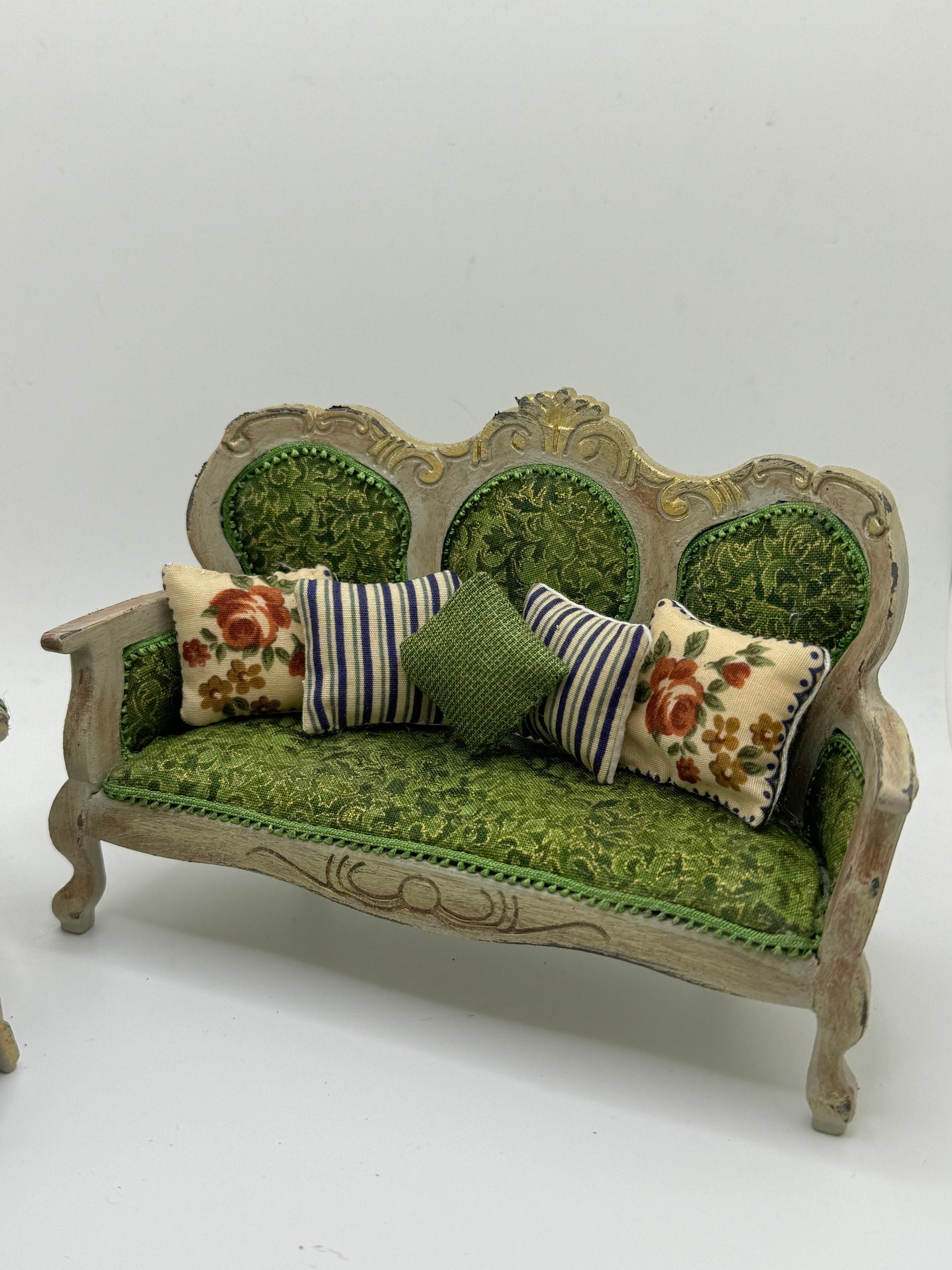 Dolls House Miniatures - 1/12th elegant sofa / chair set