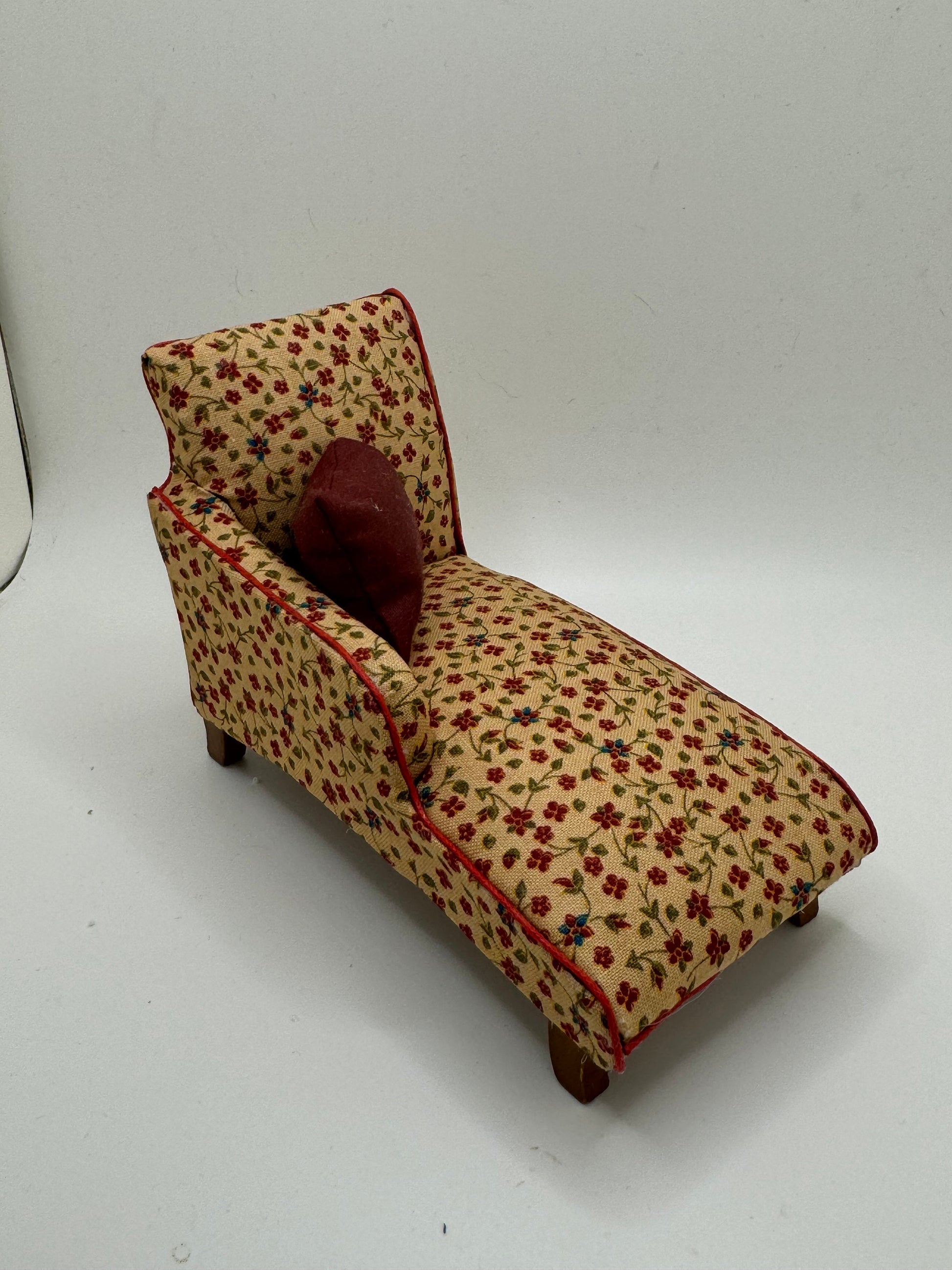 Dolls House Miniatures - 1/12 Chaise