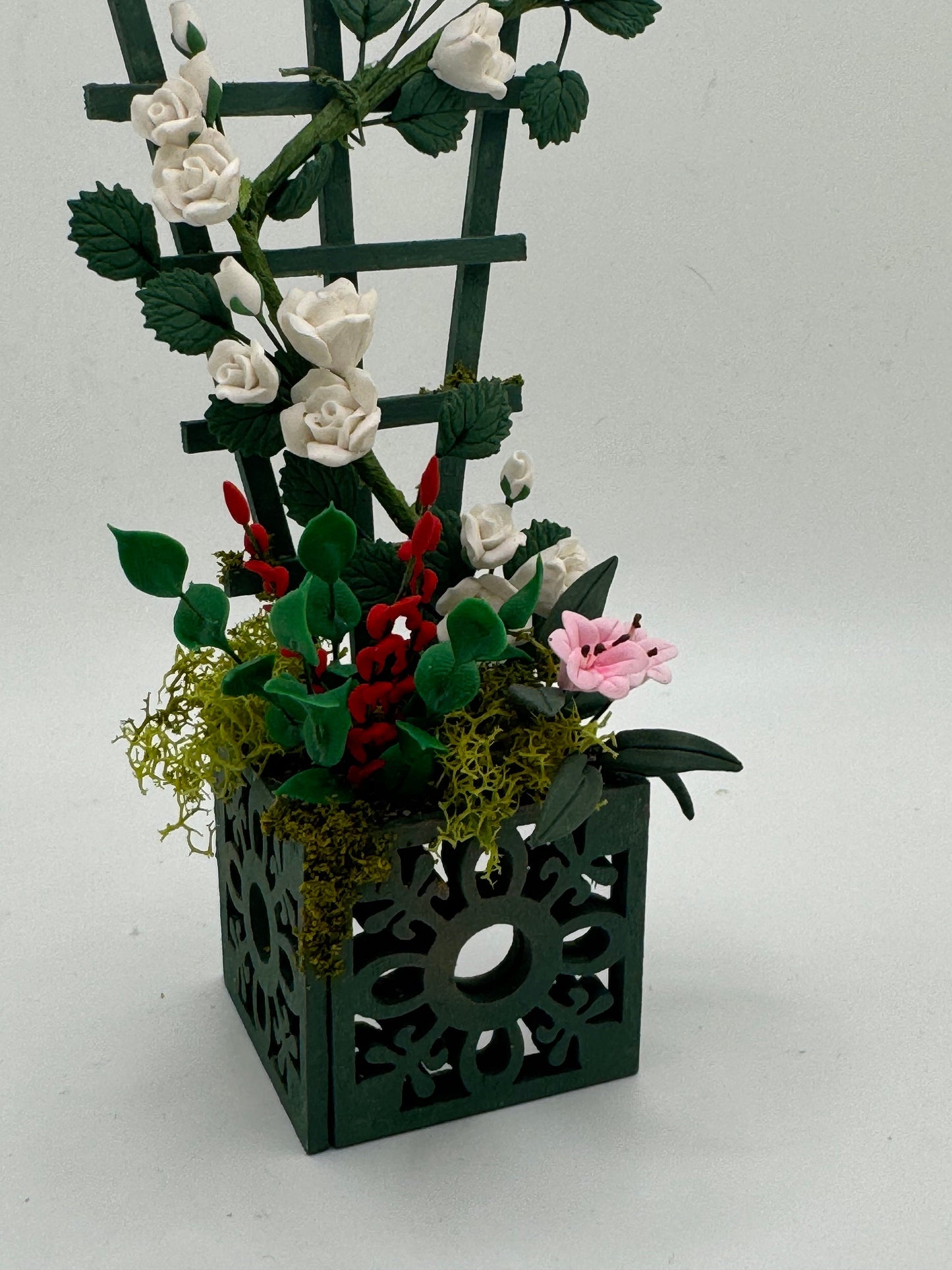 Dolls House Miniatures - 1/12th Rose Planter with Trellace