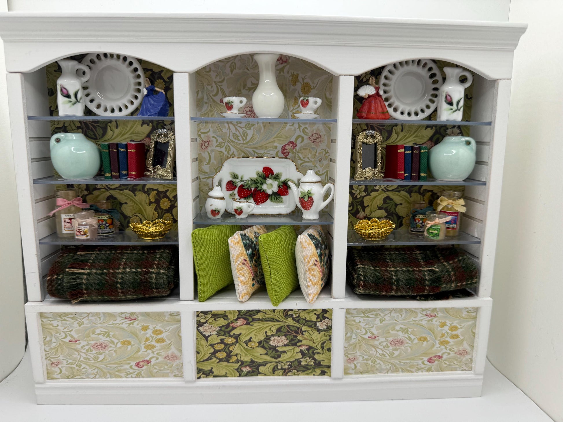 Dolls House Miniatures - Homewares / Gift shop shelf