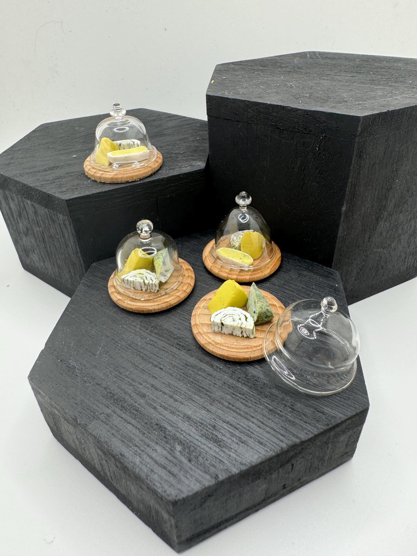 DOLLS HOUSE Miniatures - Cheese dome x1