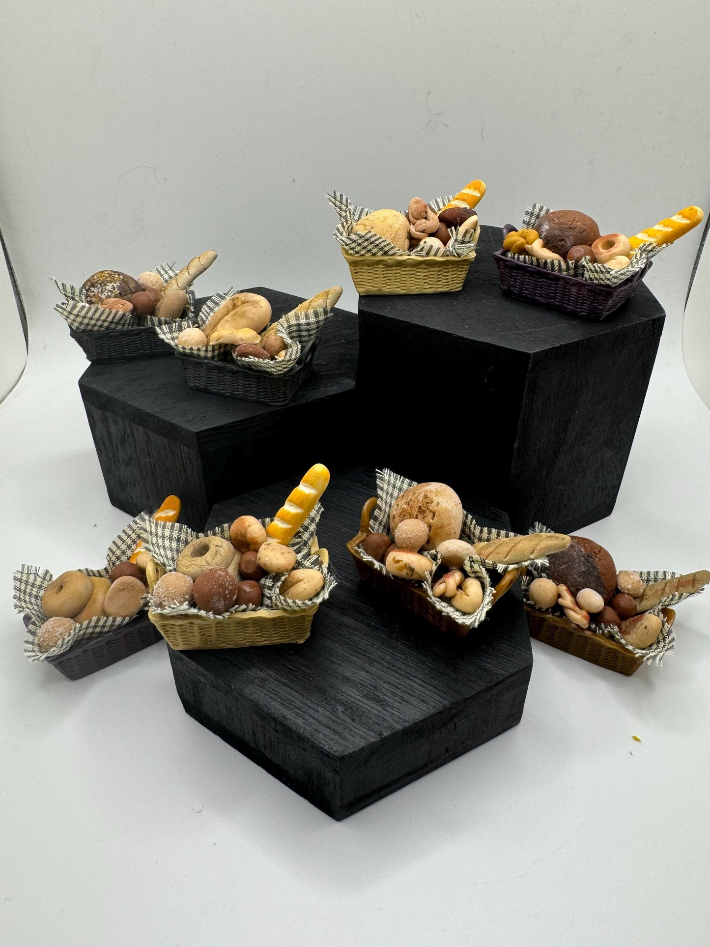 DOLLS HOUSE Miniatures - Bread Basket x1