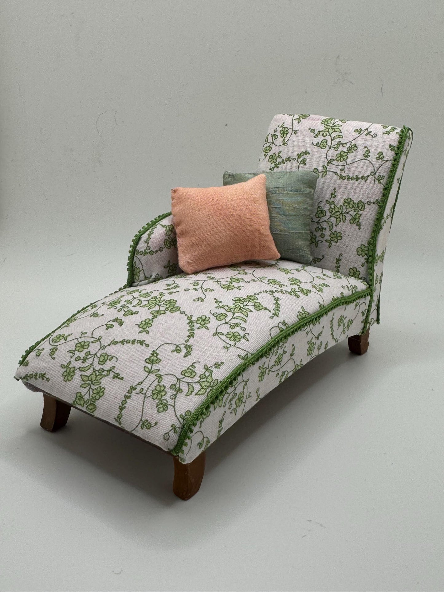 Dolls House Miniatures - 1/12 Chaise