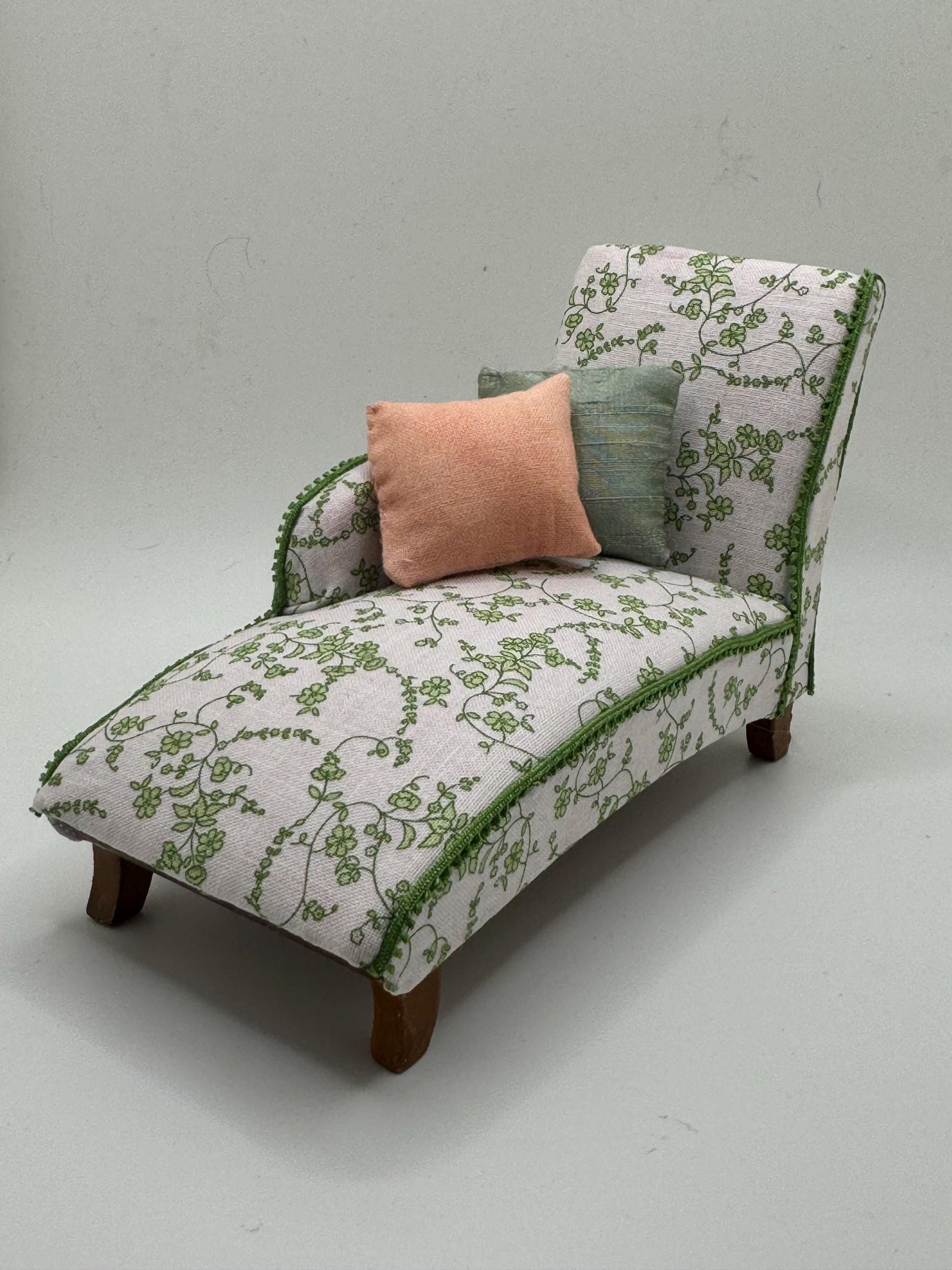 Dolls House Miniatures - 1/12 Chaise