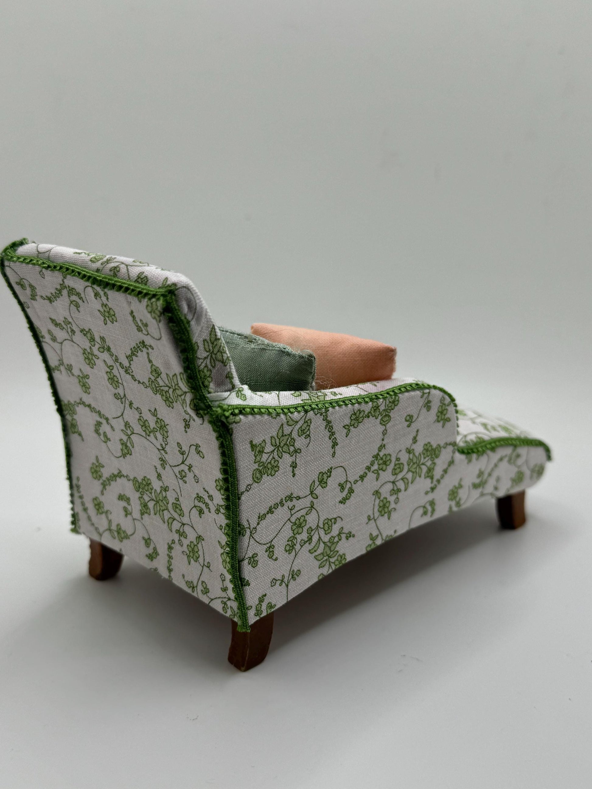 Dolls House Miniatures - 1/12 Chaise