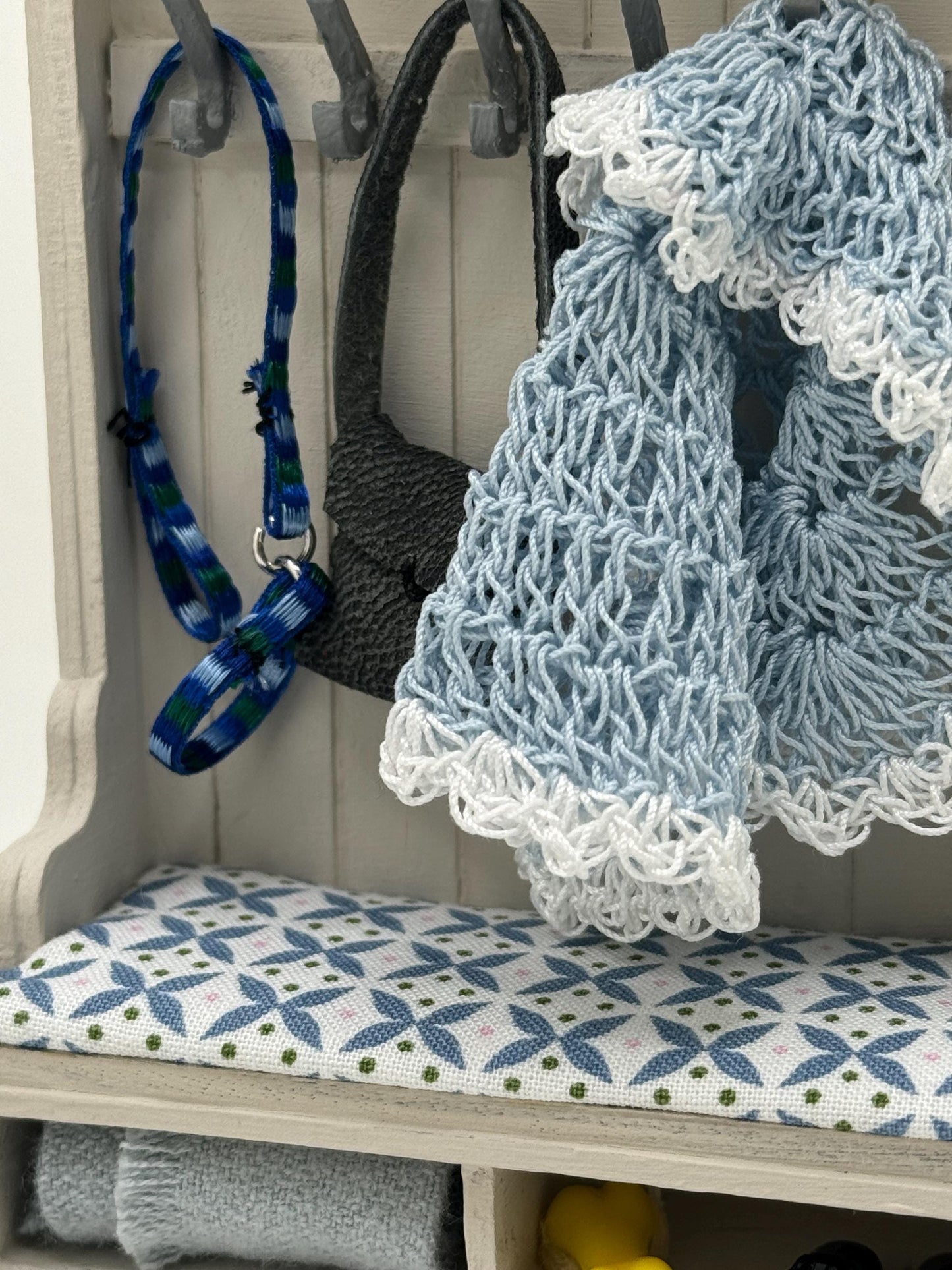 Dolls House Miniatures - 1/12th  - Hallway Settle coat rack (2 available)