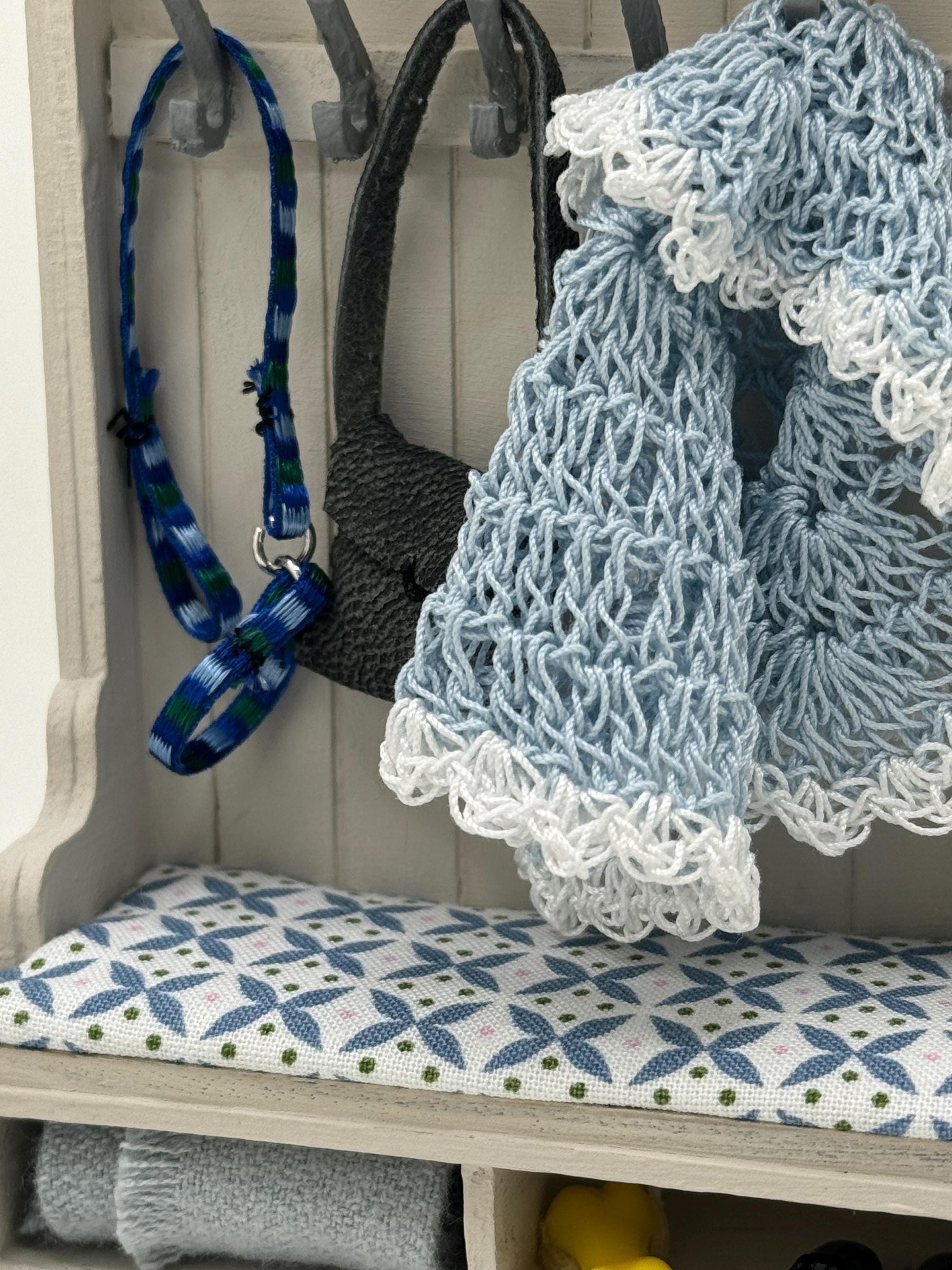 Dolls House Miniatures - 1/12th  - Hallway Settle coat rack (2 available)