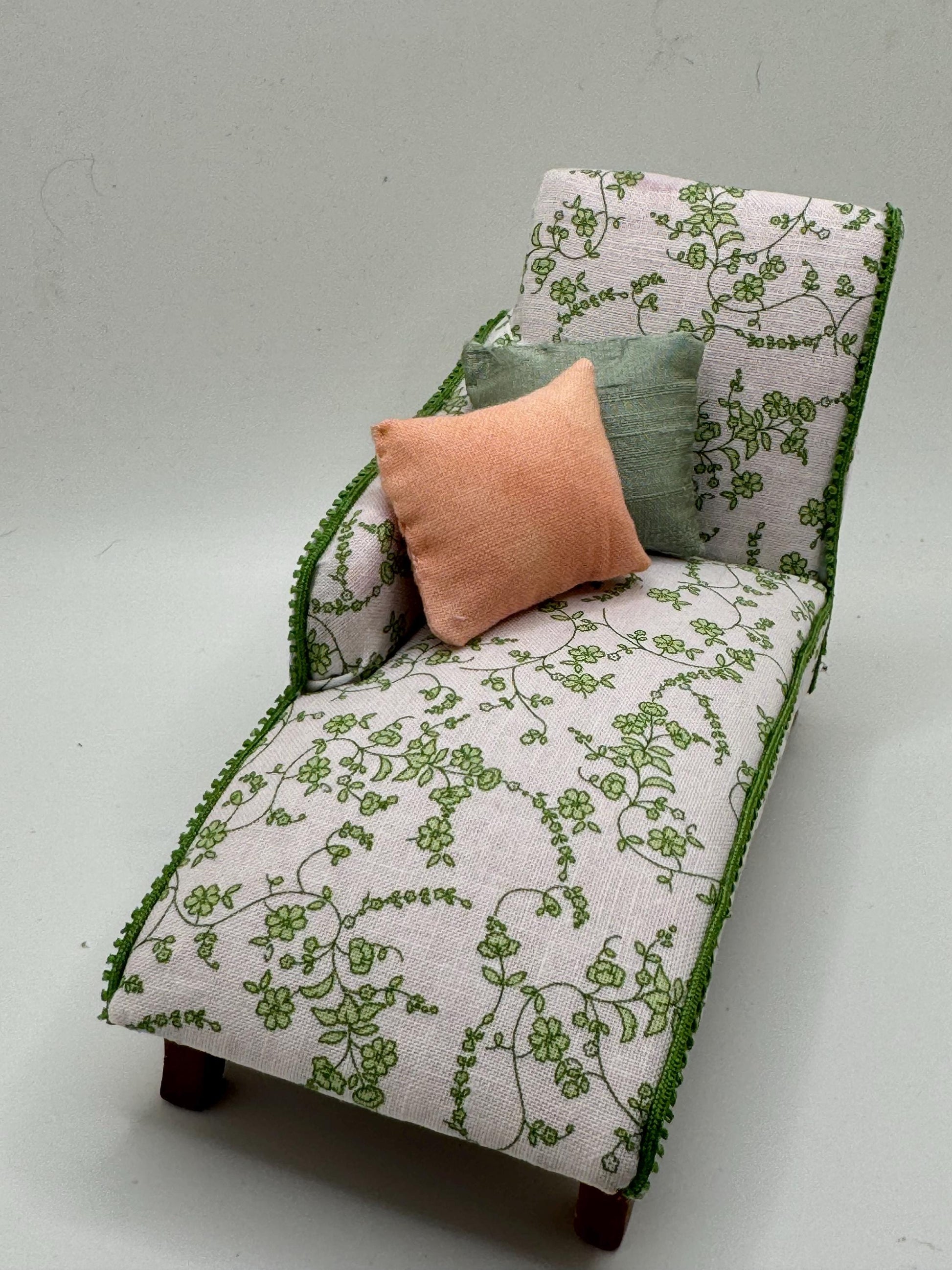 Dolls House Miniatures - 1/12 Chaise