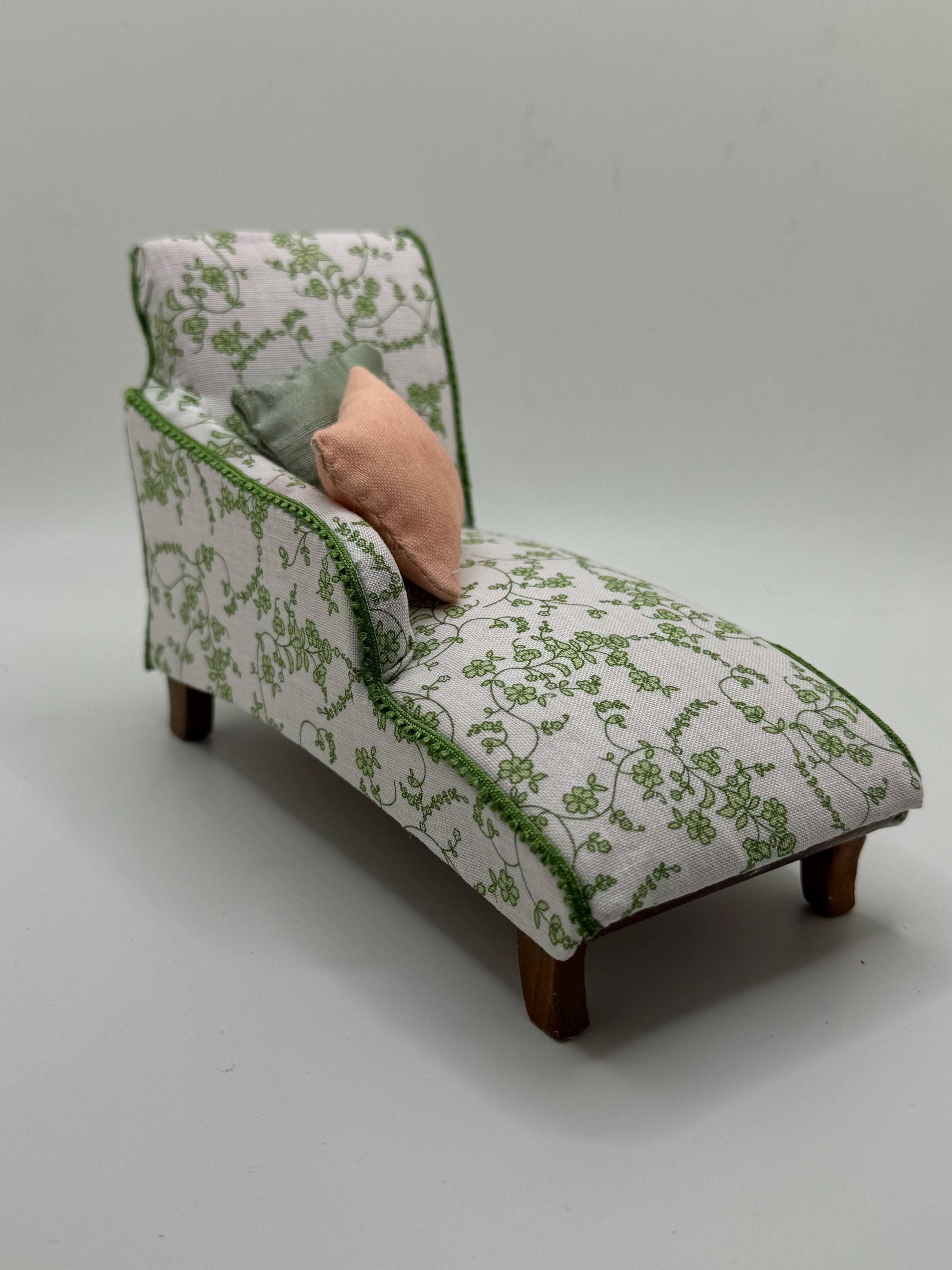 Dolls House Miniatures - 1/12 Chaise