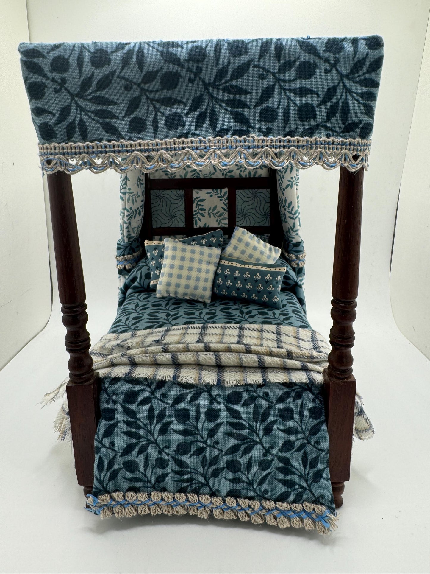 Dolls House Luxury Dressed 1/12th - 1:12 - 1 inch scale Four Poster bed with William Morris fabrics - Mary