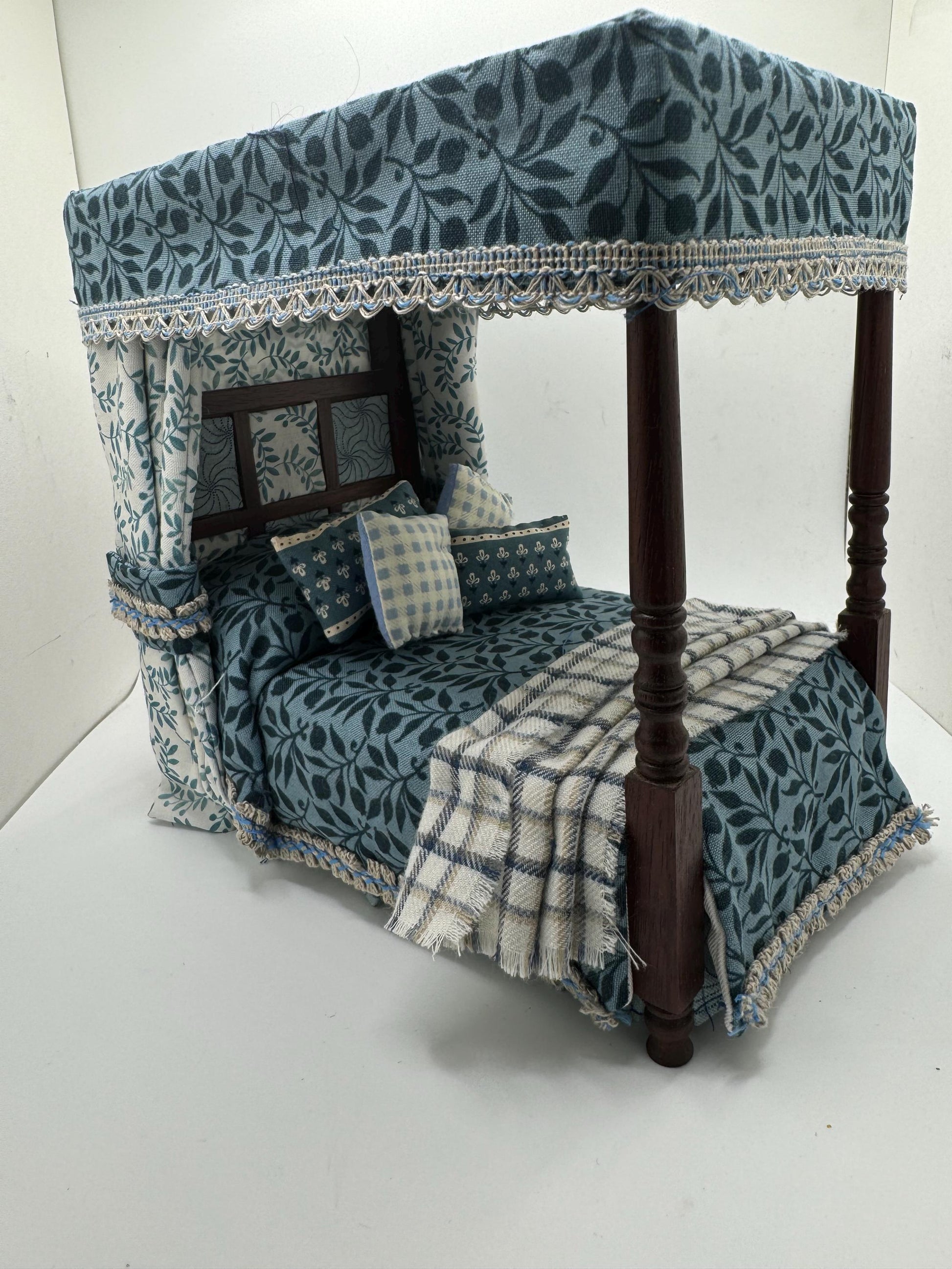 Dolls House Luxury Dressed 1/12th - 1:12 - 1 inch scale Four Poster bed with William Morris fabrics - Mary