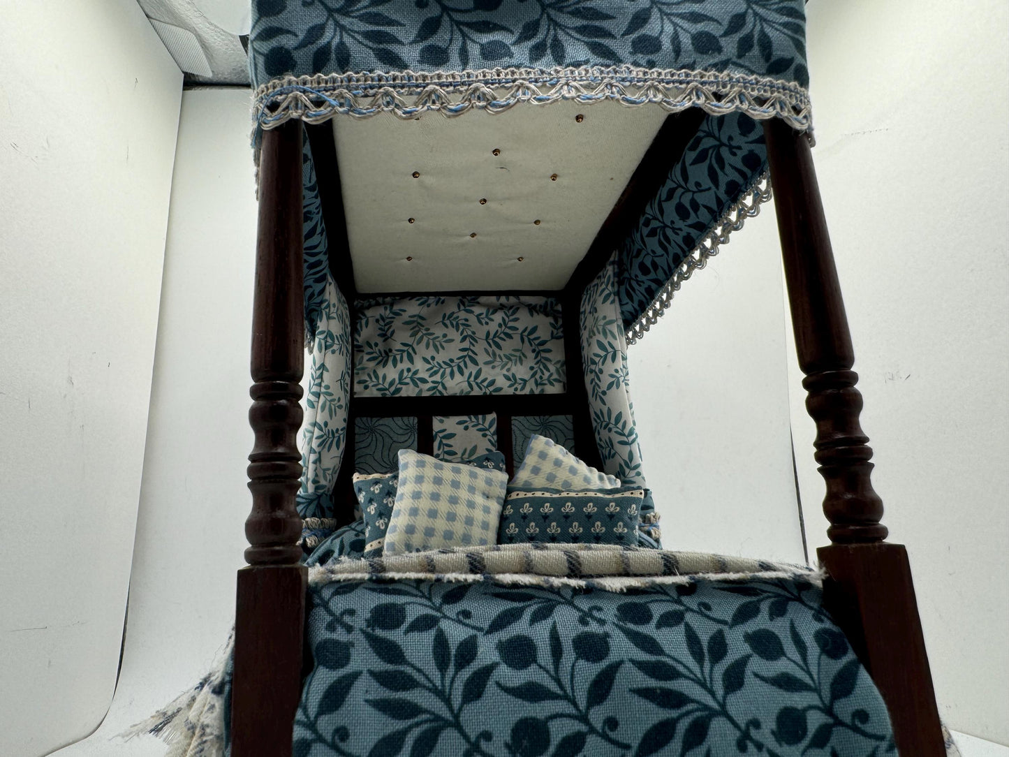 Dolls House Luxury Dressed 1/12th - 1:12 - 1 inch scale Four Poster bed with William Morris fabrics - Mary