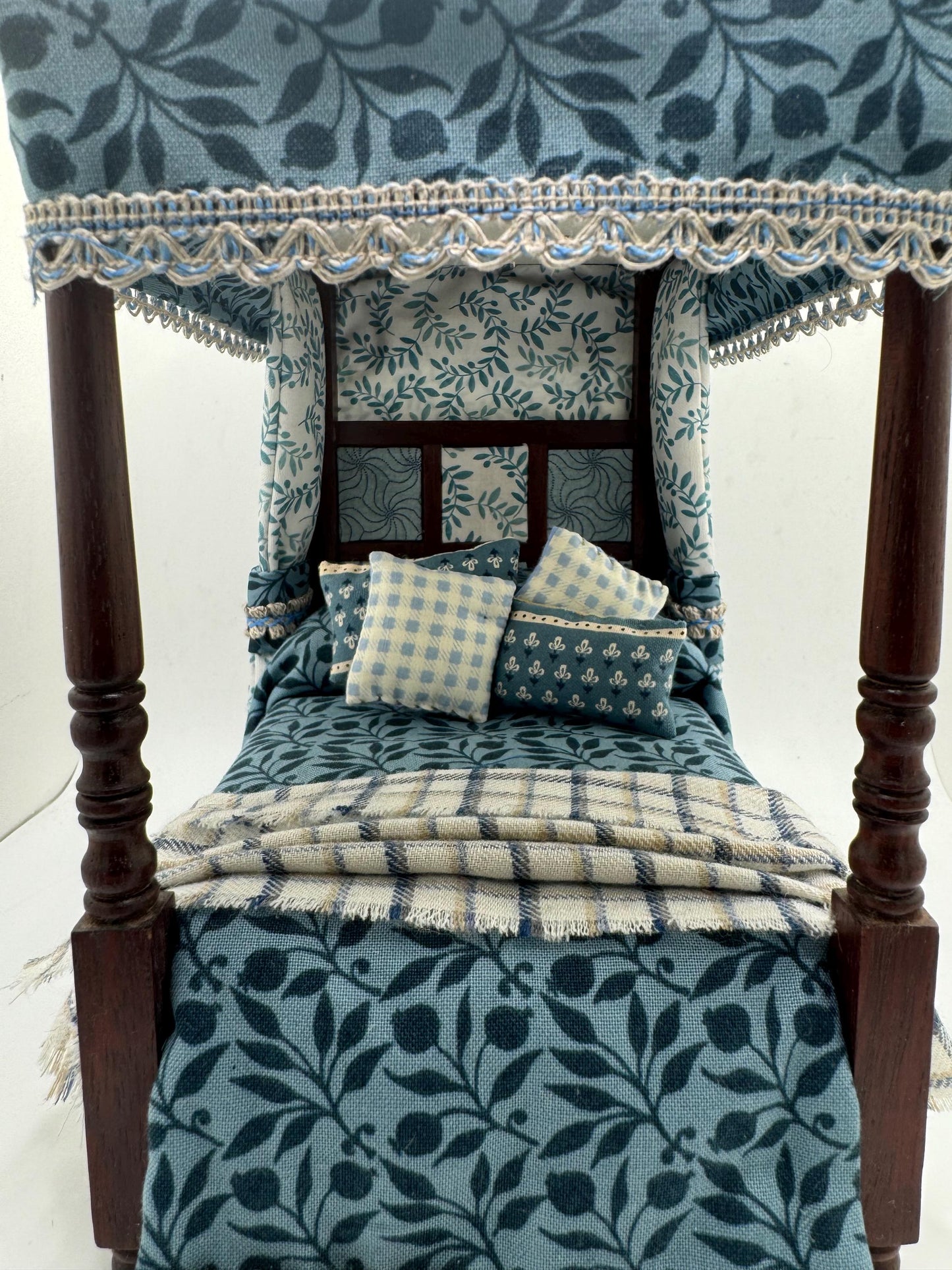 Dolls House Luxury Dressed 1/12th - 1:12 - 1 inch scale Four Poster bed with William Morris fabrics - Mary