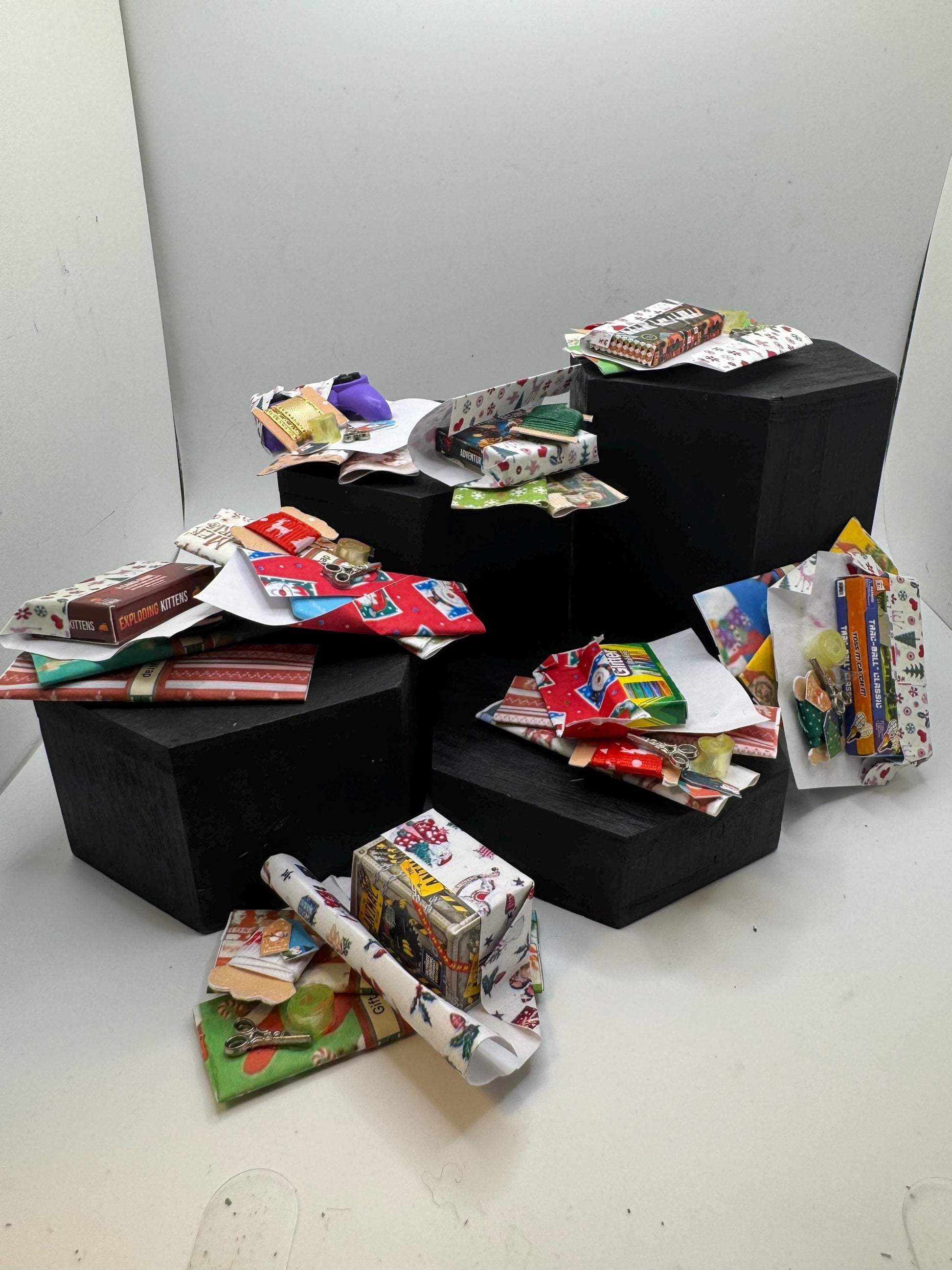 Dolls House Miniatures - Christmas wrapping presents x1 various