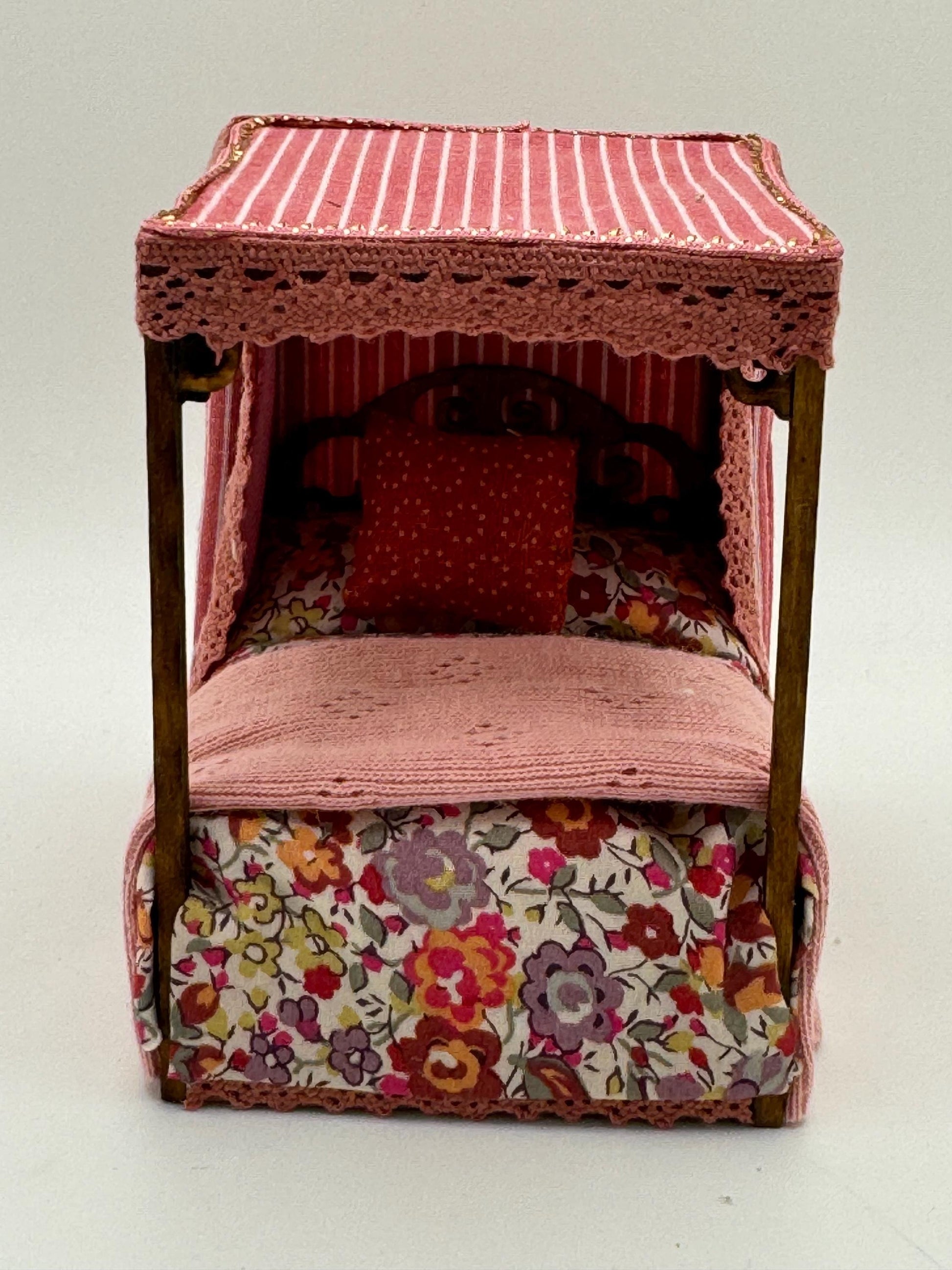 DOLLS HOUSE MINIATURES -   1/24th / 1:24th / Half Inch Scale  - four poster bed