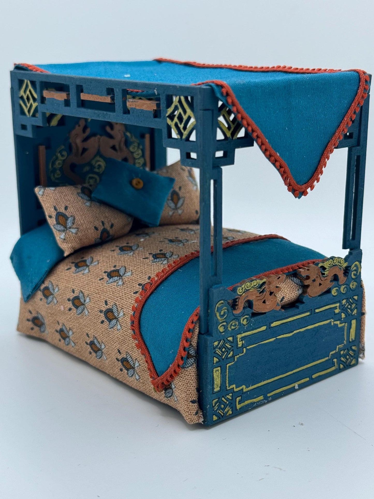 DOLLS HOUSE MINIATURES -   1/24th / 1:24th / Half Inch Scale  - four poster bed